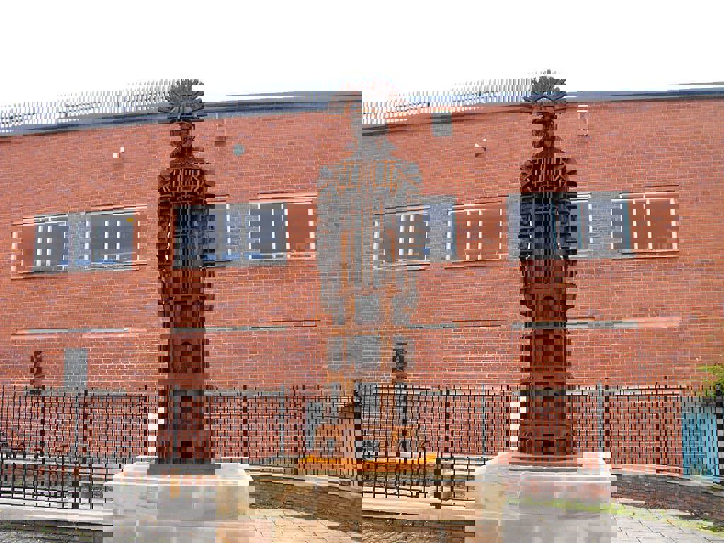 Het schildwacht-standbeeld buiten Segedunum Fort, een modern stalen beeld van een Romeinse soldaat.