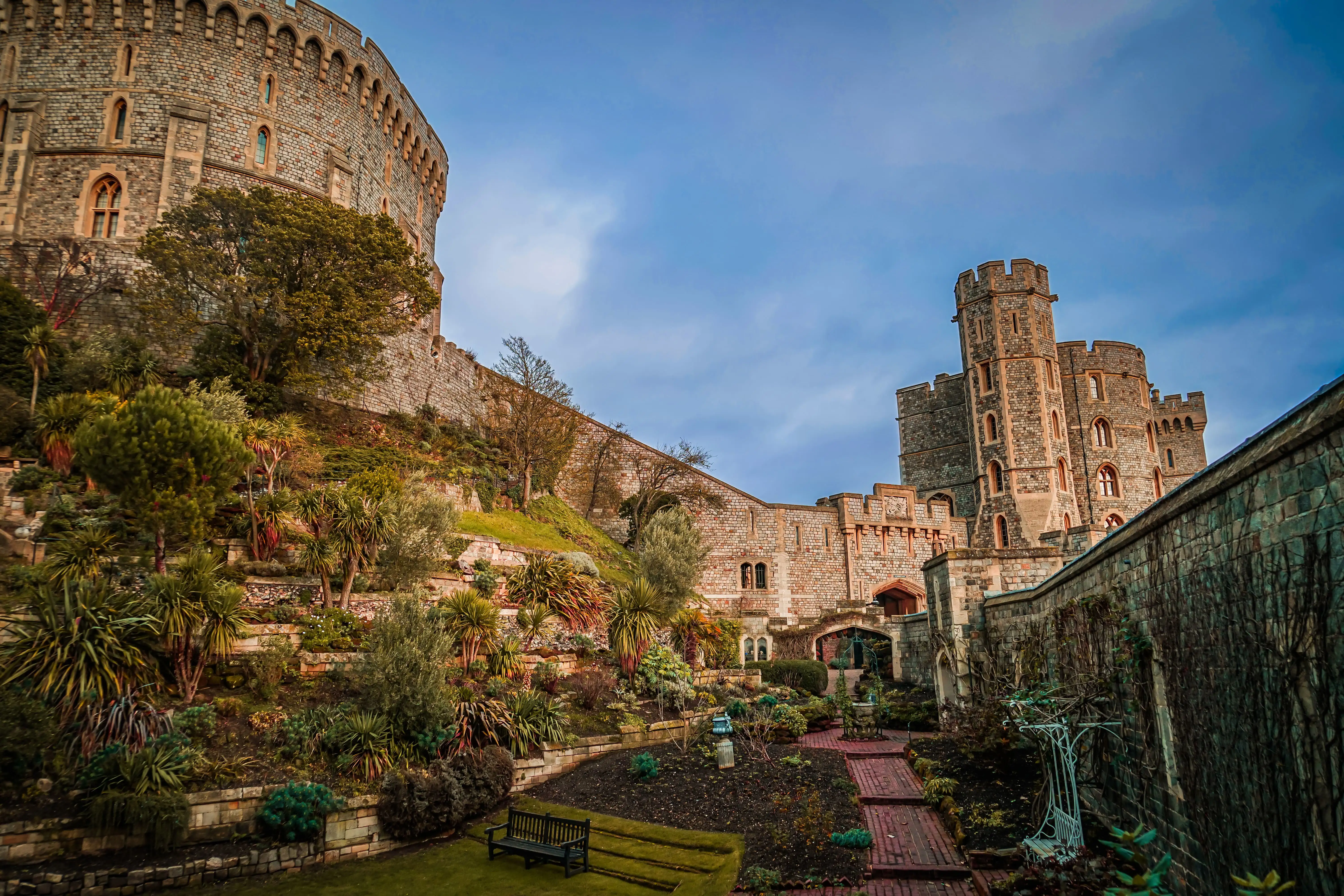 Een tuin met beplante terrassen op de helling onder een kasteeltoren, Windsor Castle.