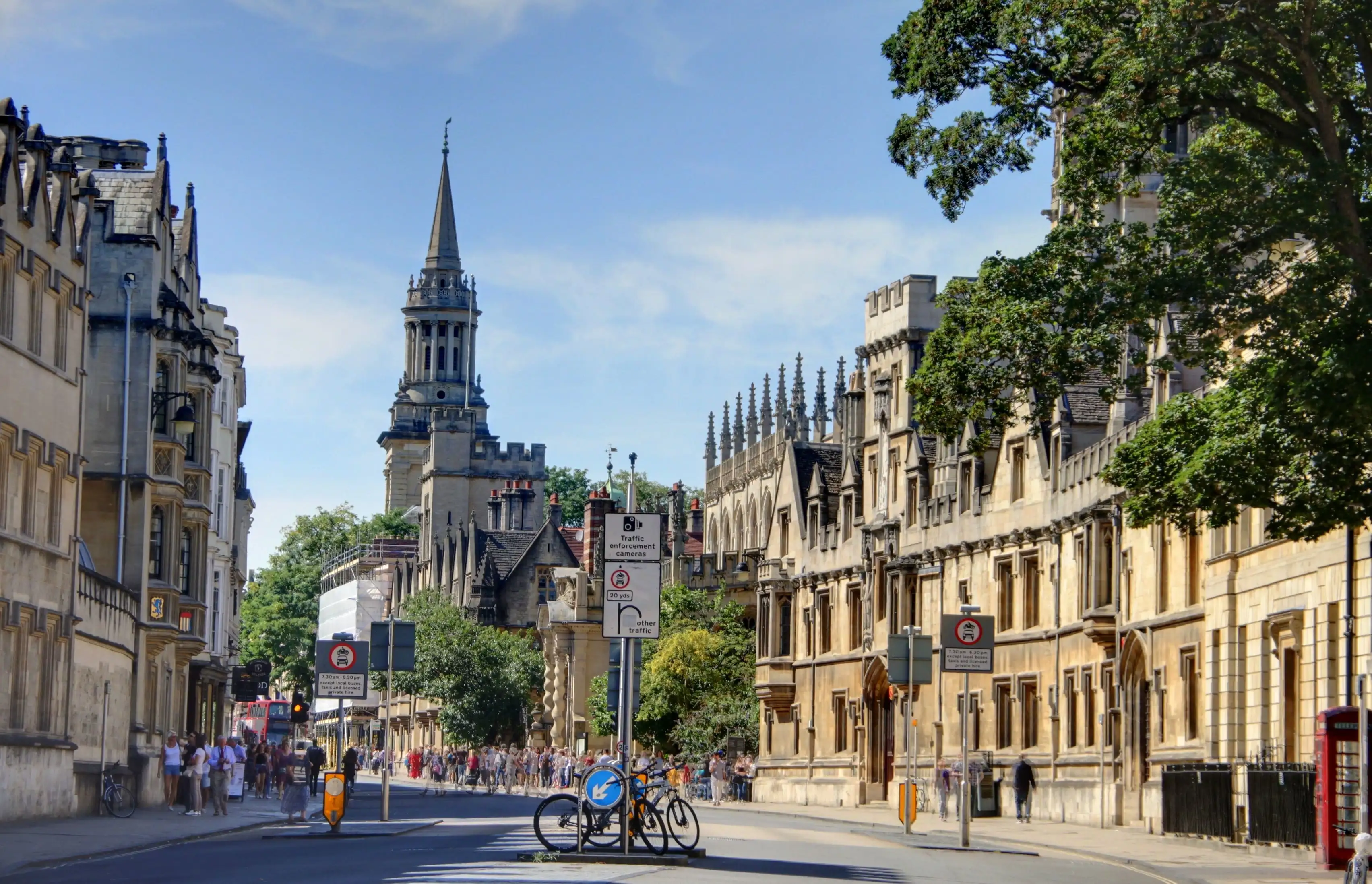 Oxford mit Menschen, die an historischen Gebäuden vorbeilaufen.