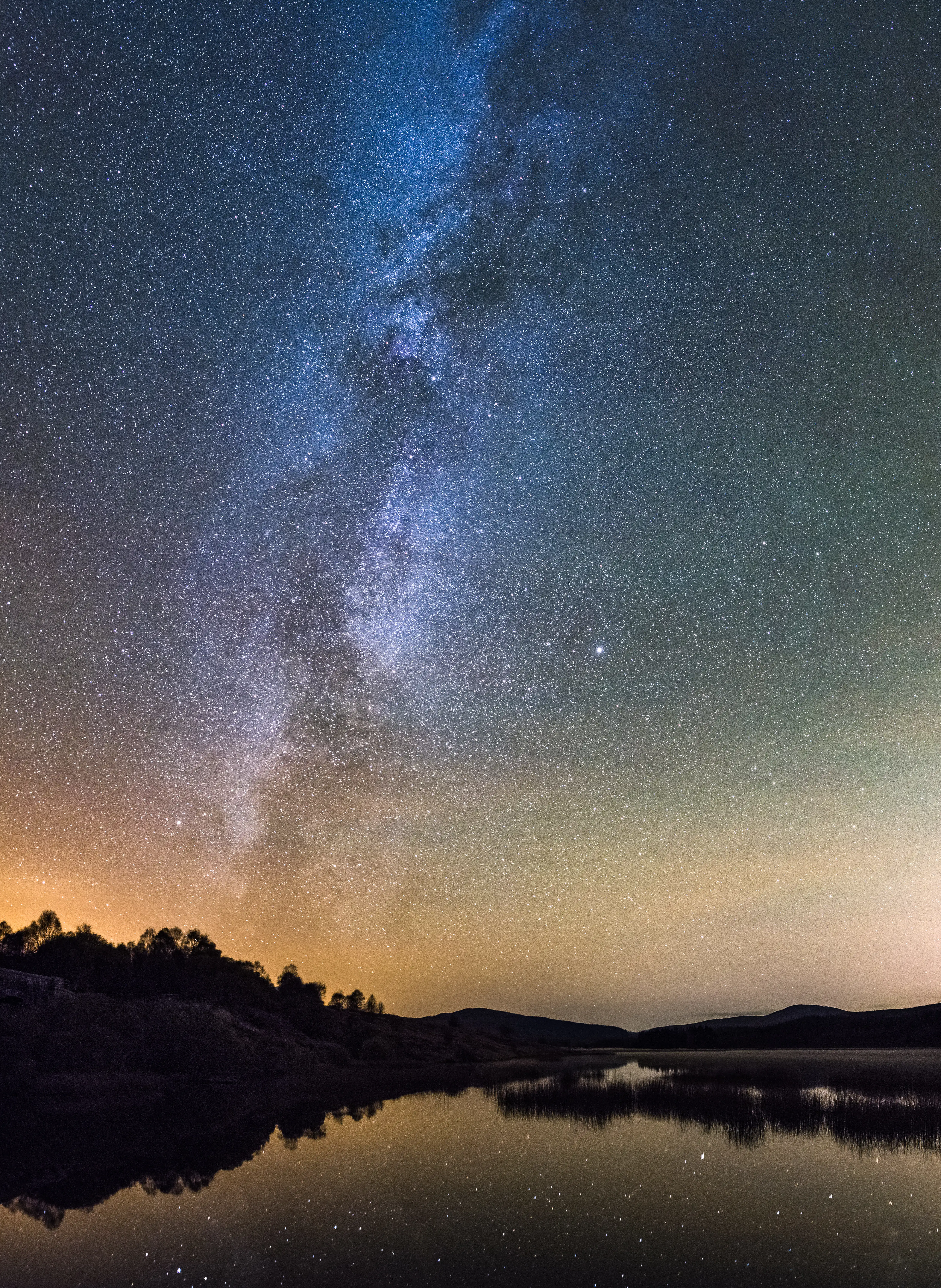 La voie lactée et les étoiles qui scintillement au-dessus du  Loch Stroan au Galloway Dark Sky Park en Écosse.