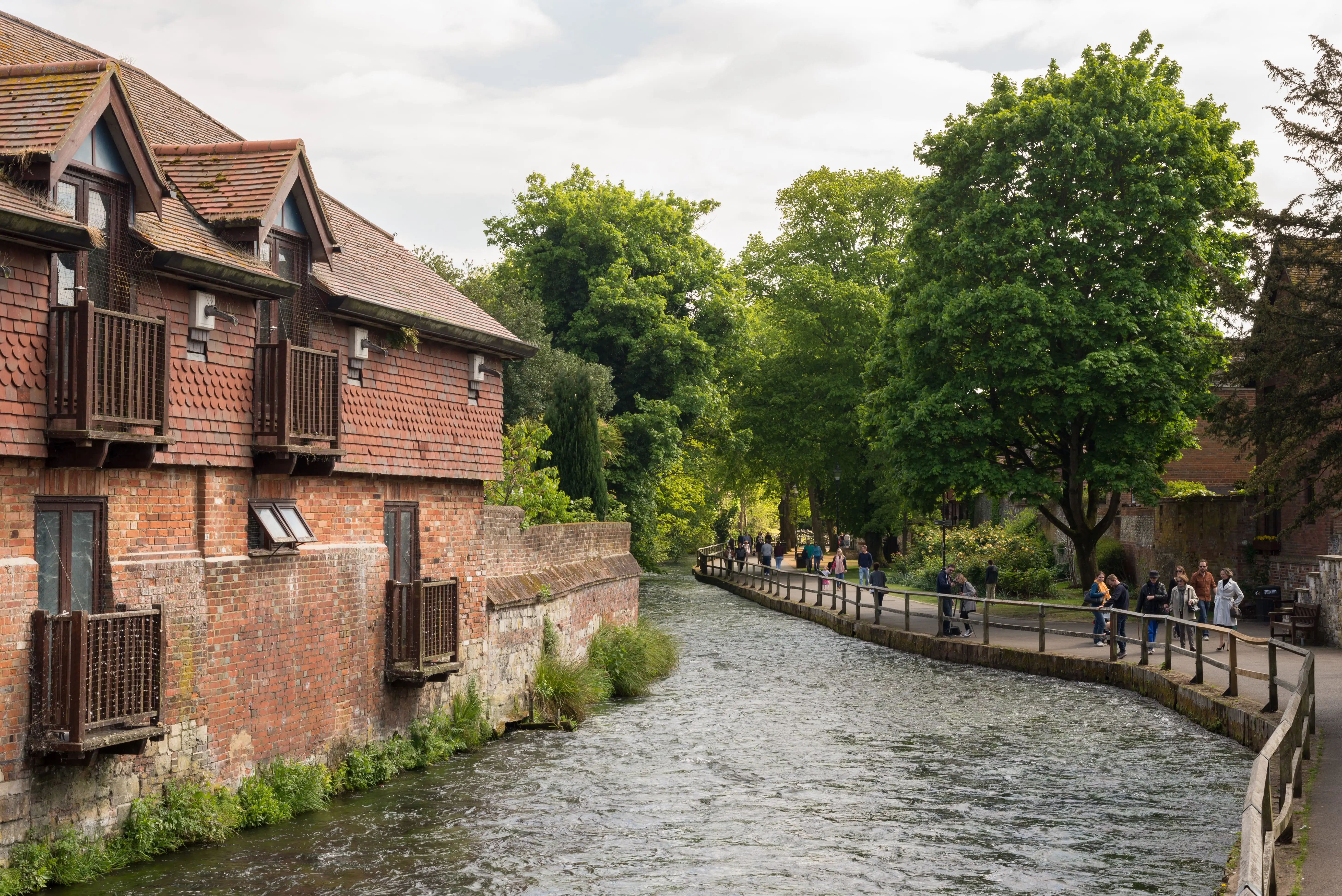 La promenade Weirs sur le bord du fleuve Itchen à Winchester.