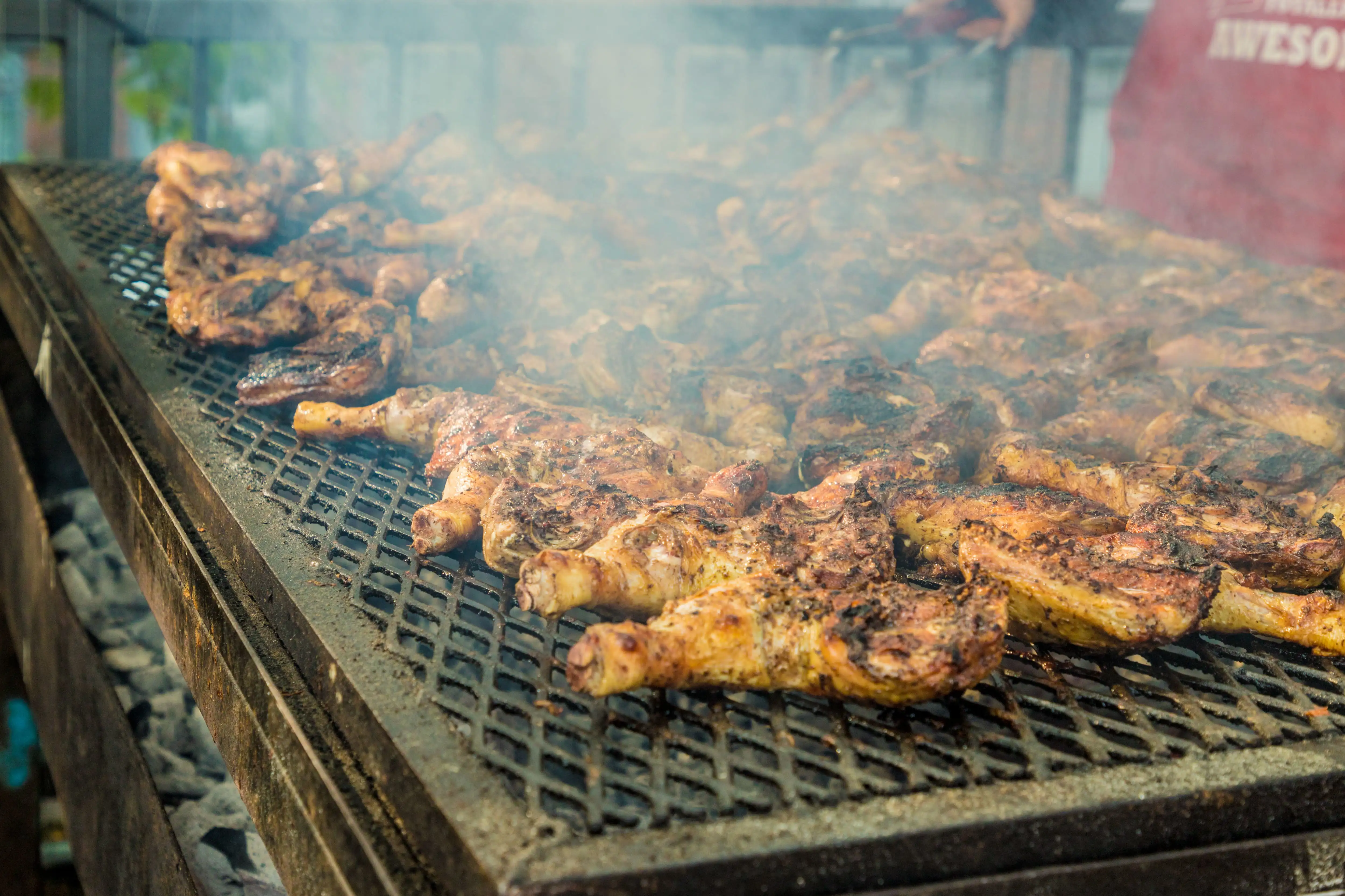 Jerk chicken op een barbecue op het Notting Hill-carnaval.