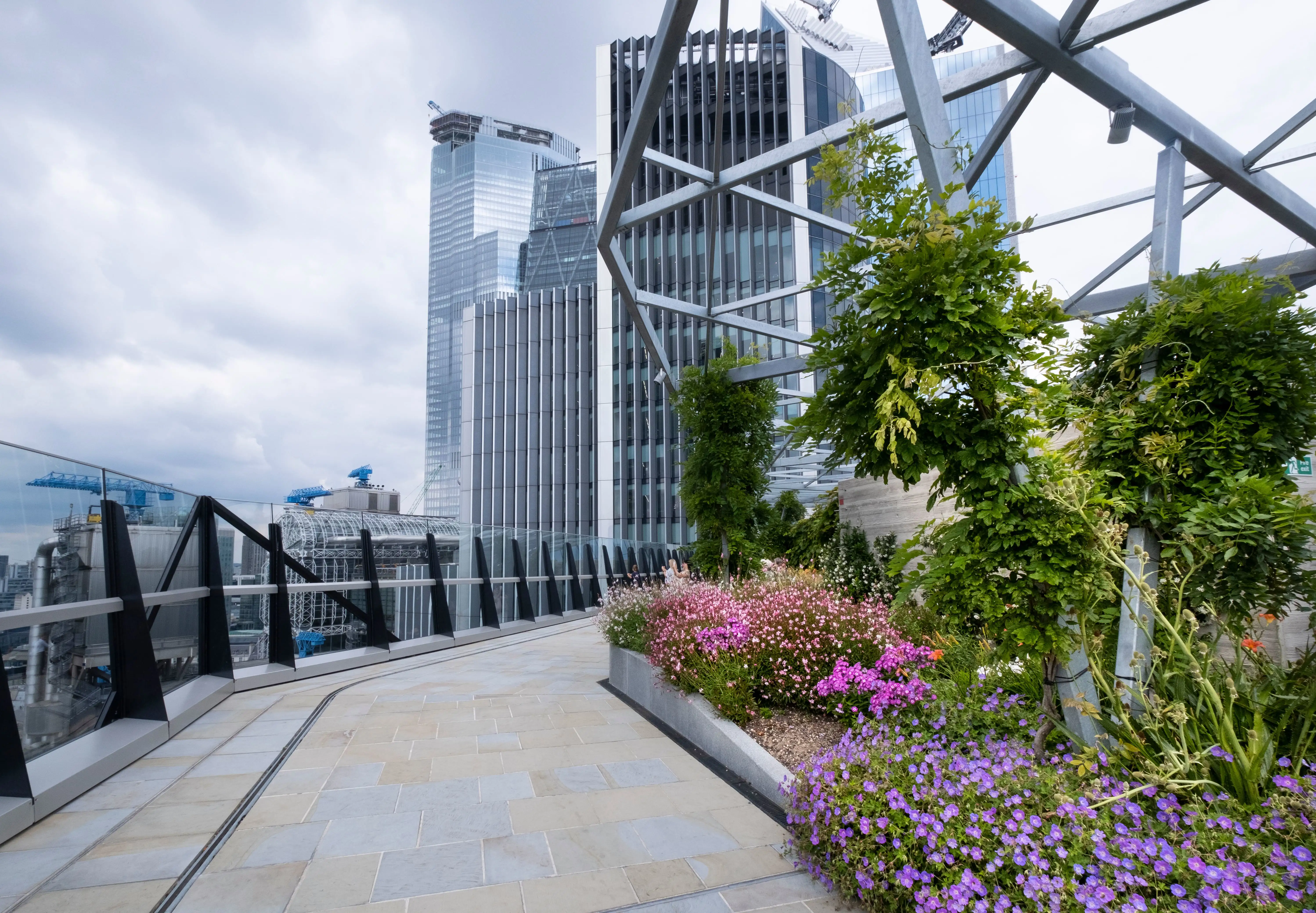 La plateforme d’observation du Sky Garden dans le centre de Londres avec la vue sur la ville et des fleurs colorées.