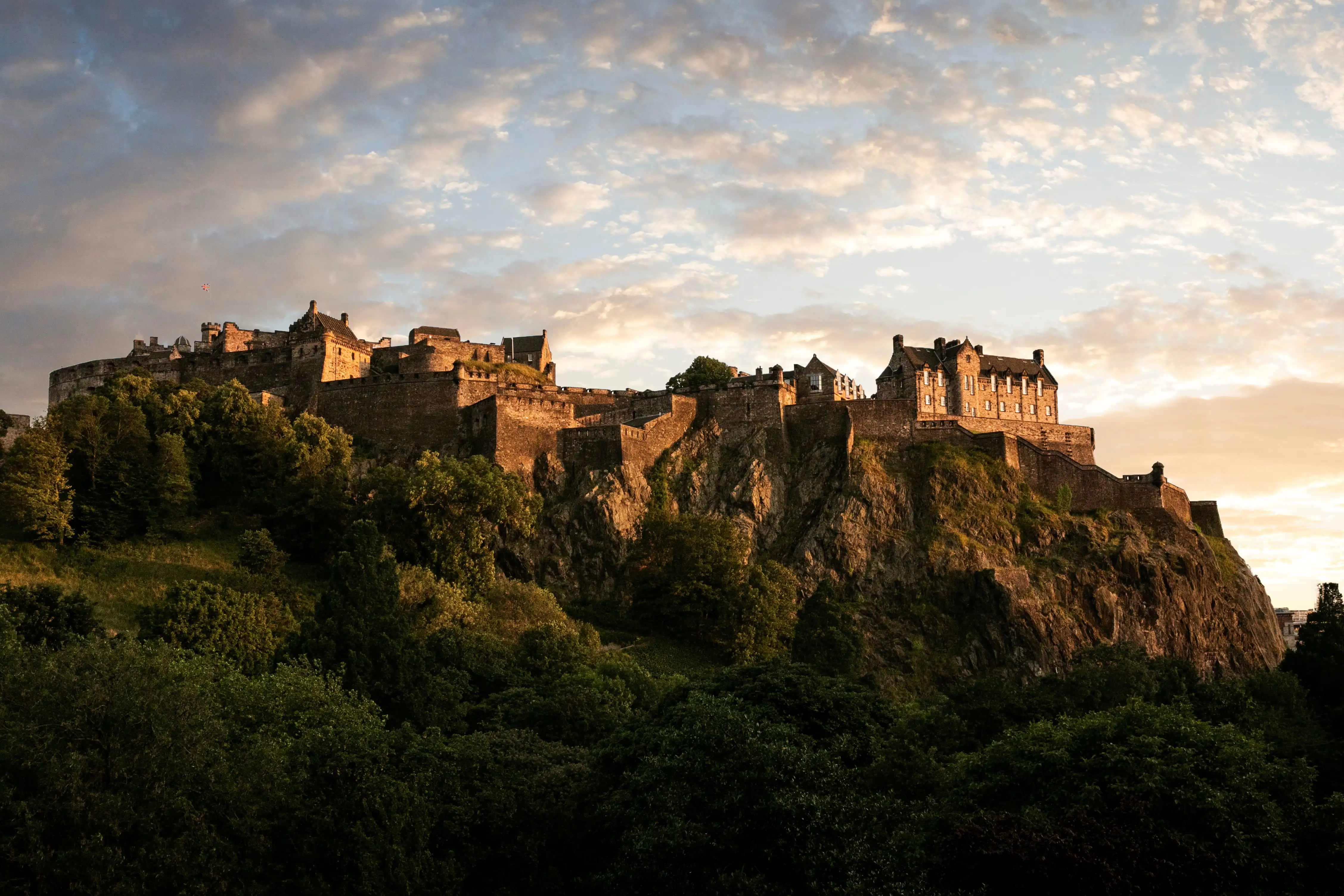Vue du château d’Édimbourg au sommet de Castel Rock au coucher du soleil.