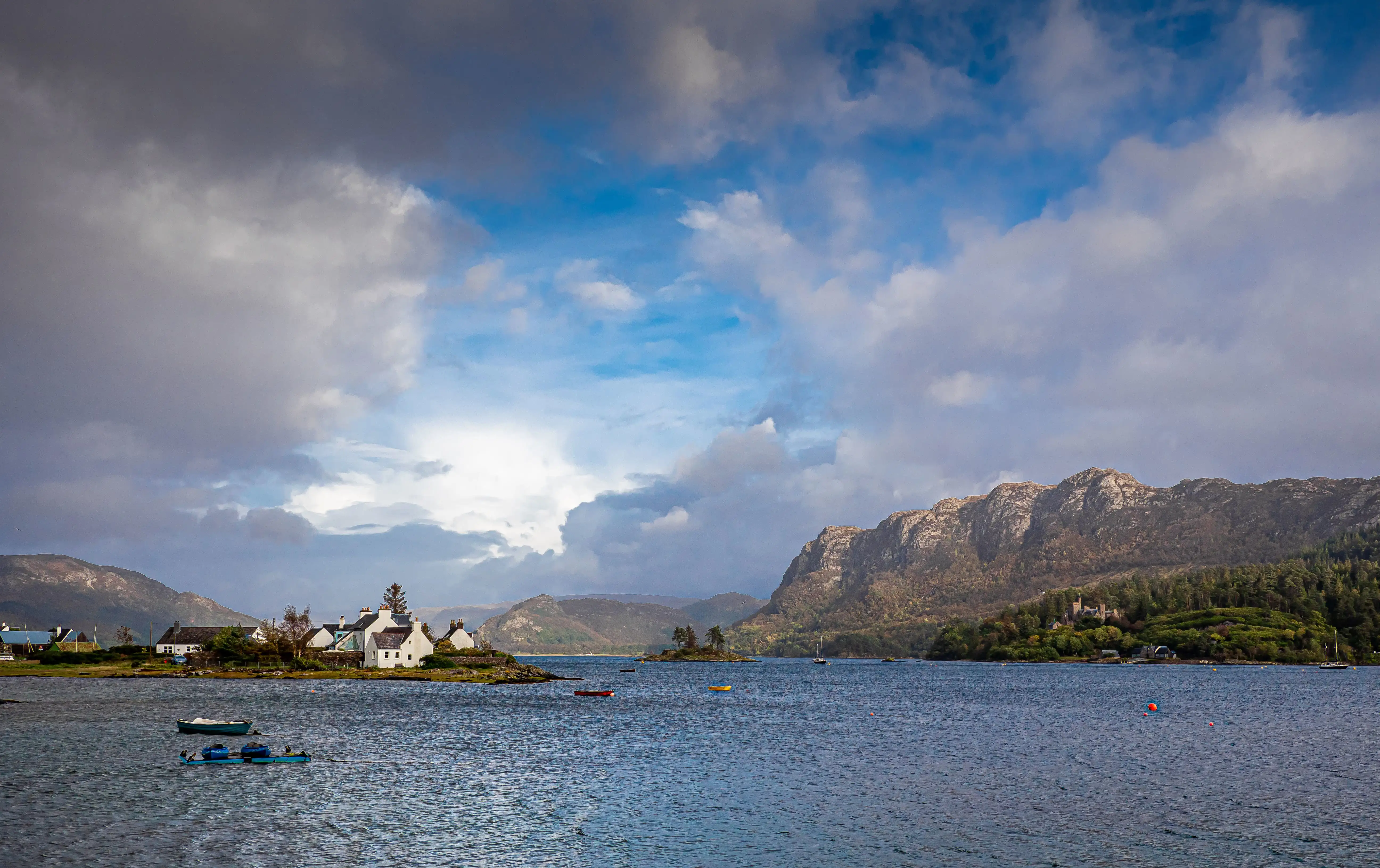 Een uitgestrekt meer met een klein dorpje op een eiland.