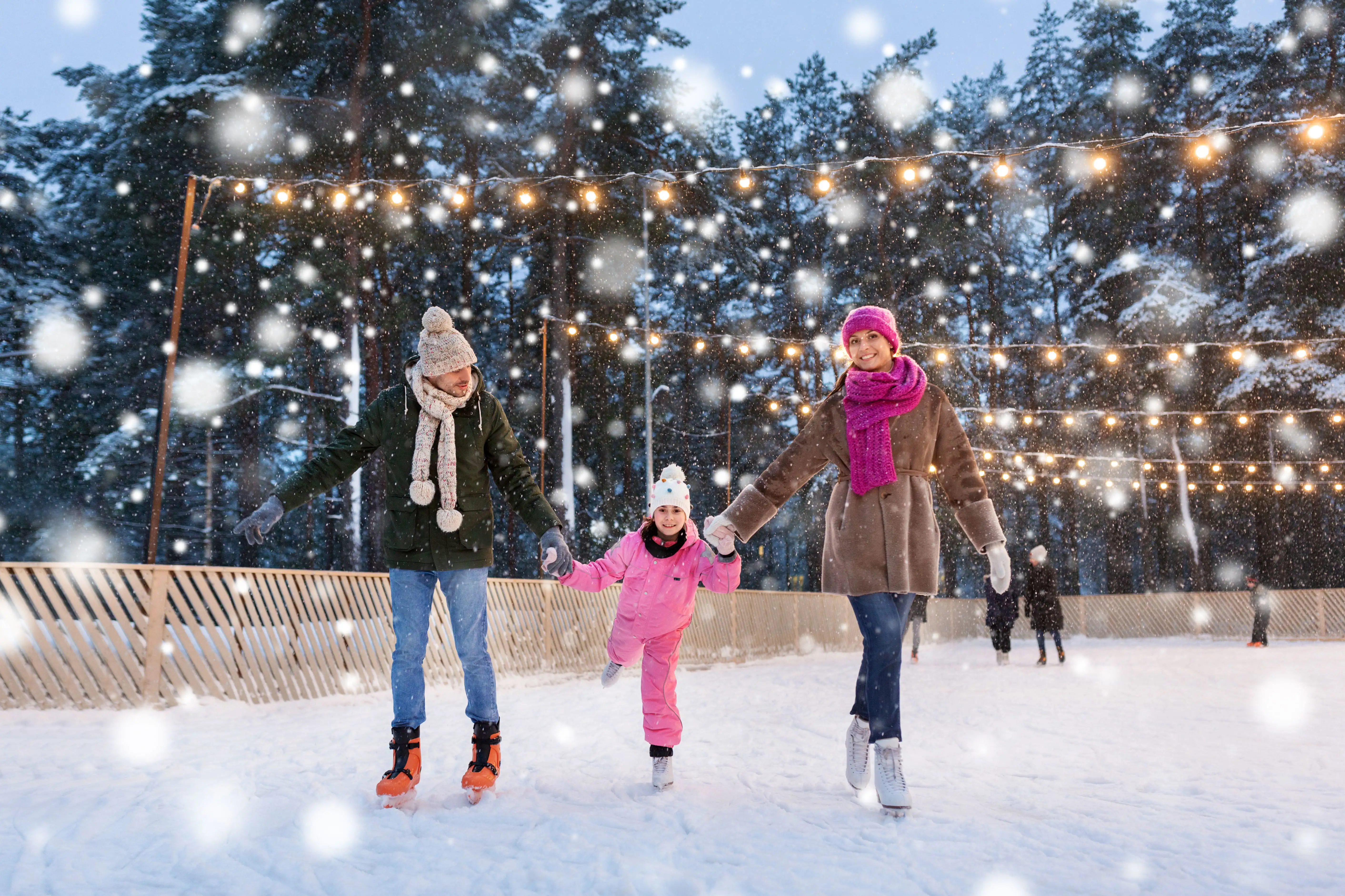 Une famille heureuse sur la glace d’une patinoire