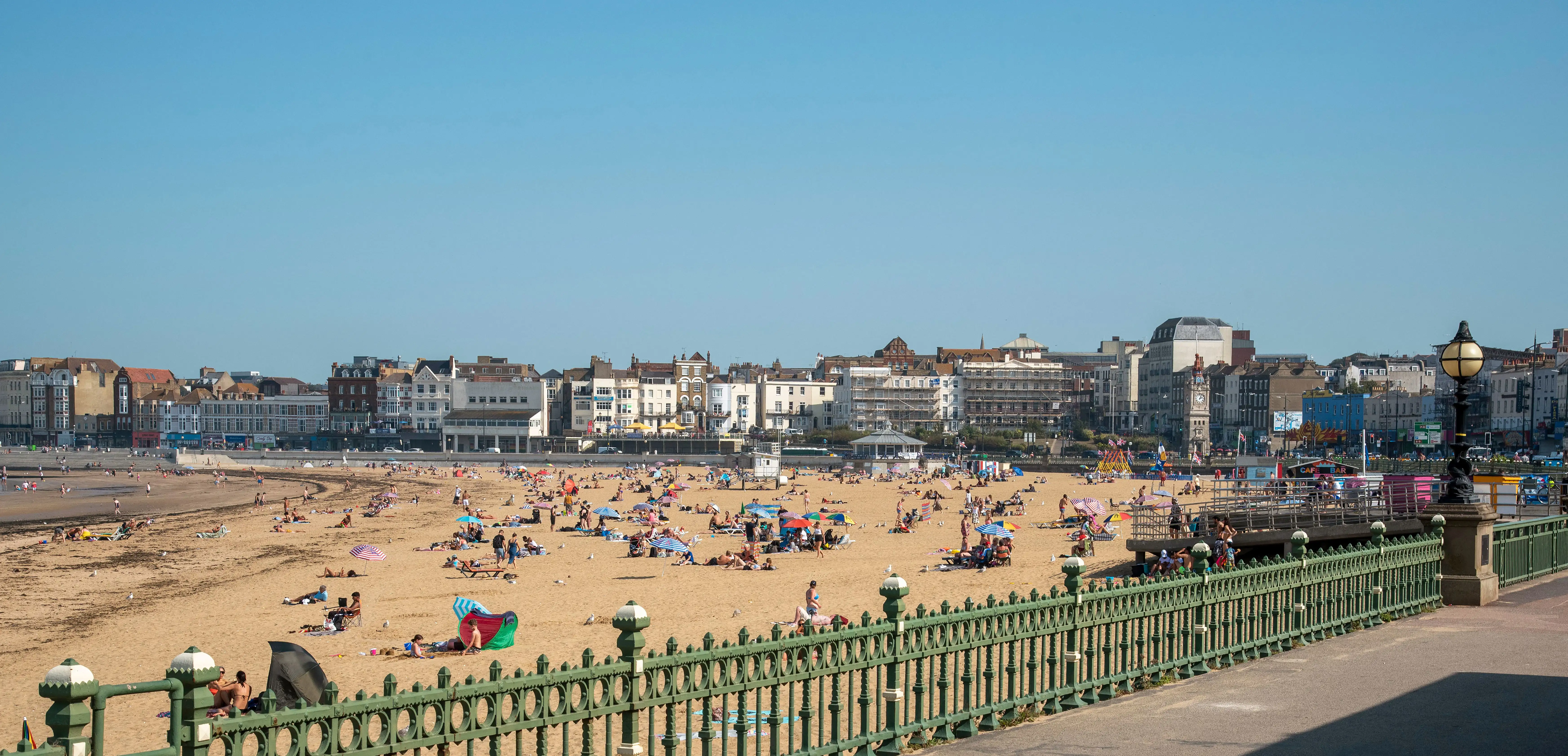 Zandstrand bij de badplaats Margate in Kent.