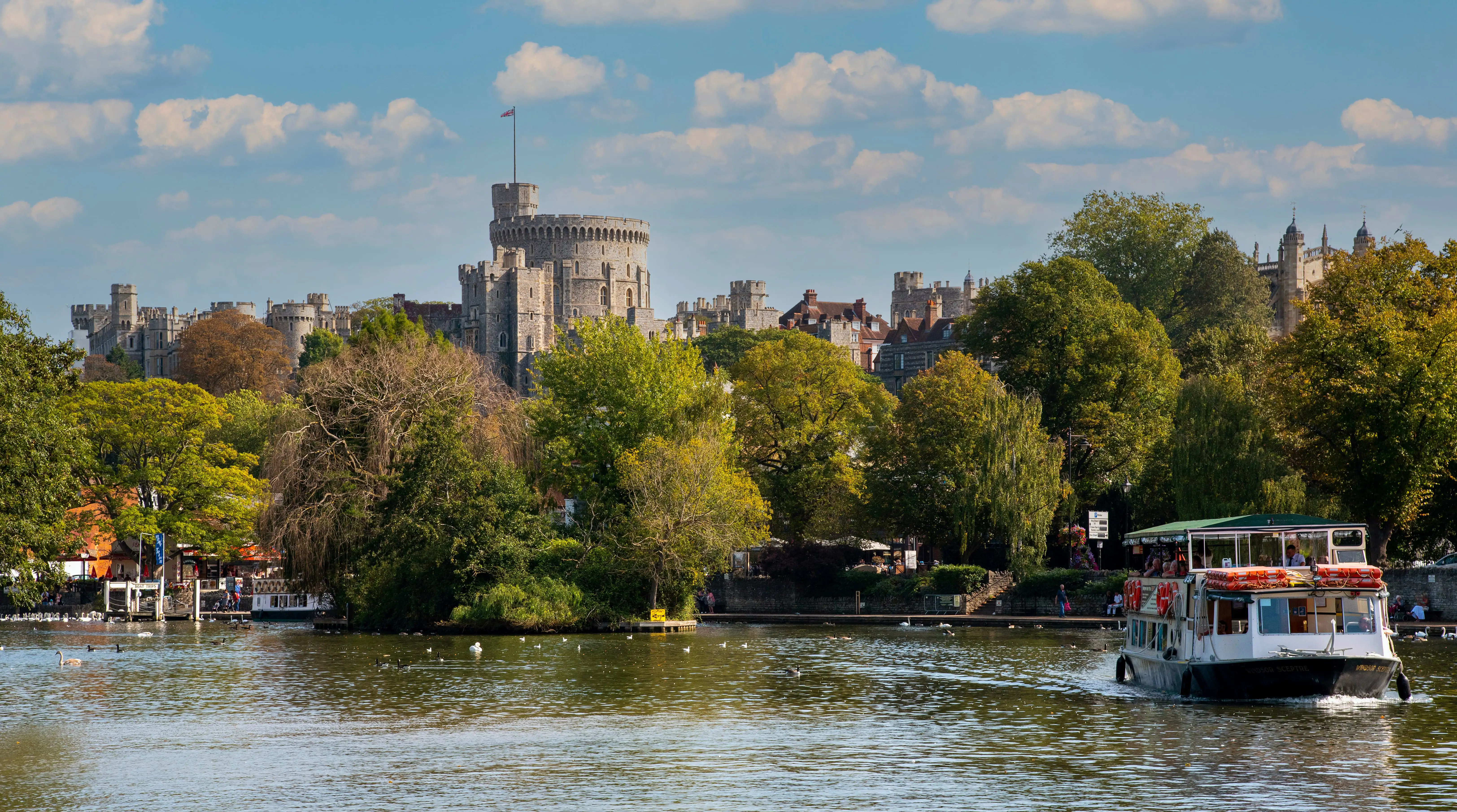 Rondvaartboot op de rivier de Thames, met Windsor Castle op de achtergrond.