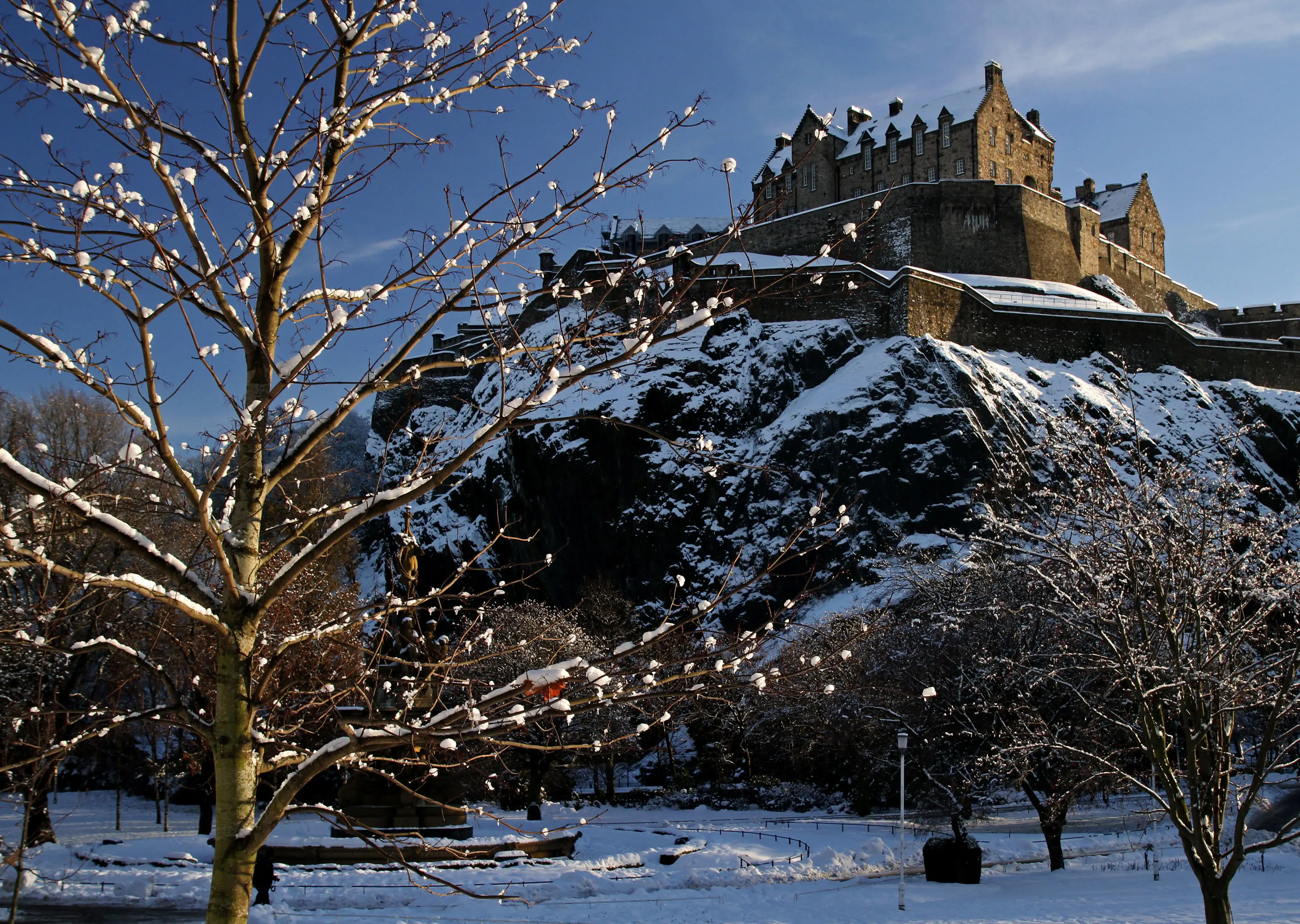 Le château d’Édimbourg en hiver, depuis les Princes Street Gardens.