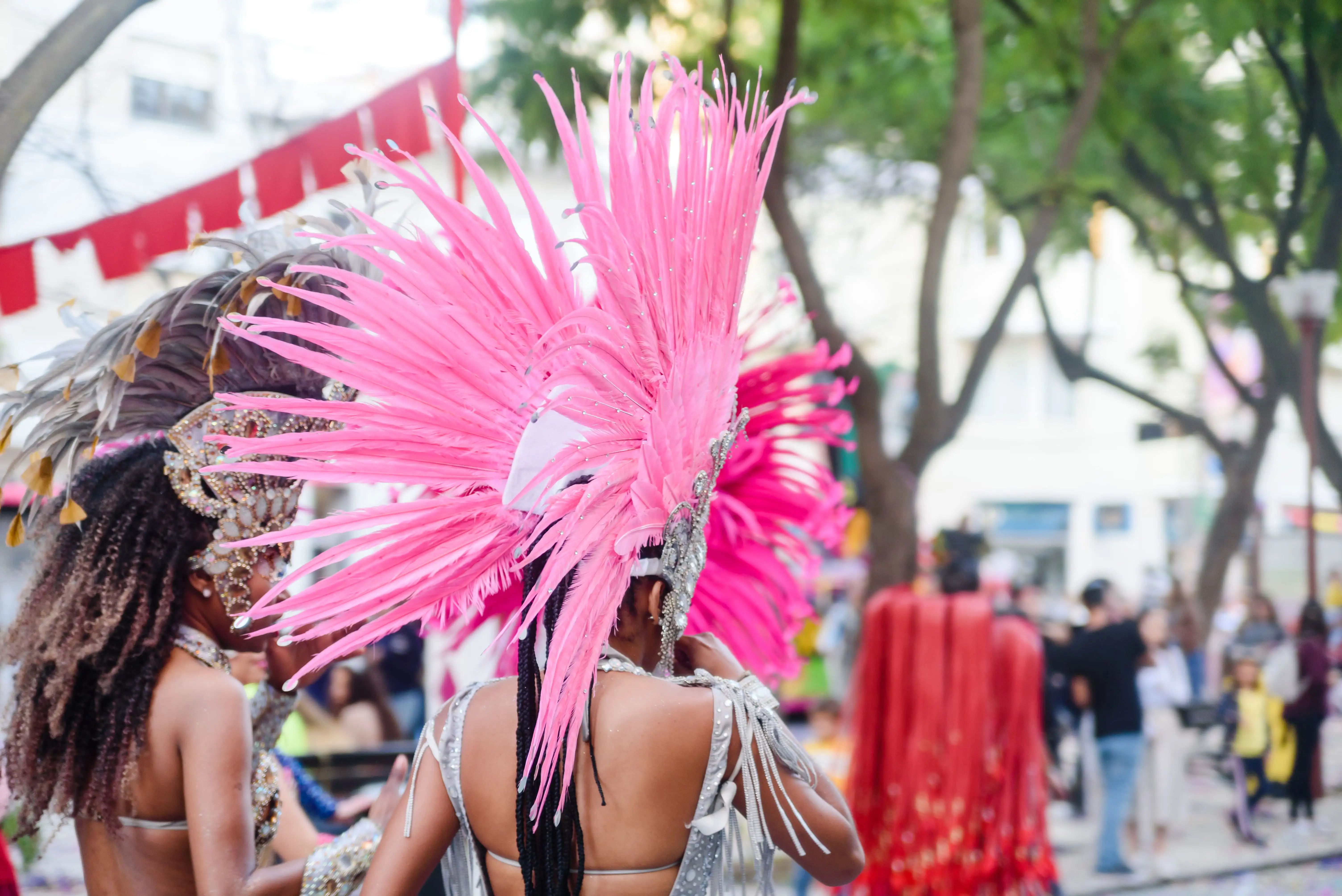 Dansers in kleurrijke kostuums met veren tijdens het Notting Hill-carnaval.
