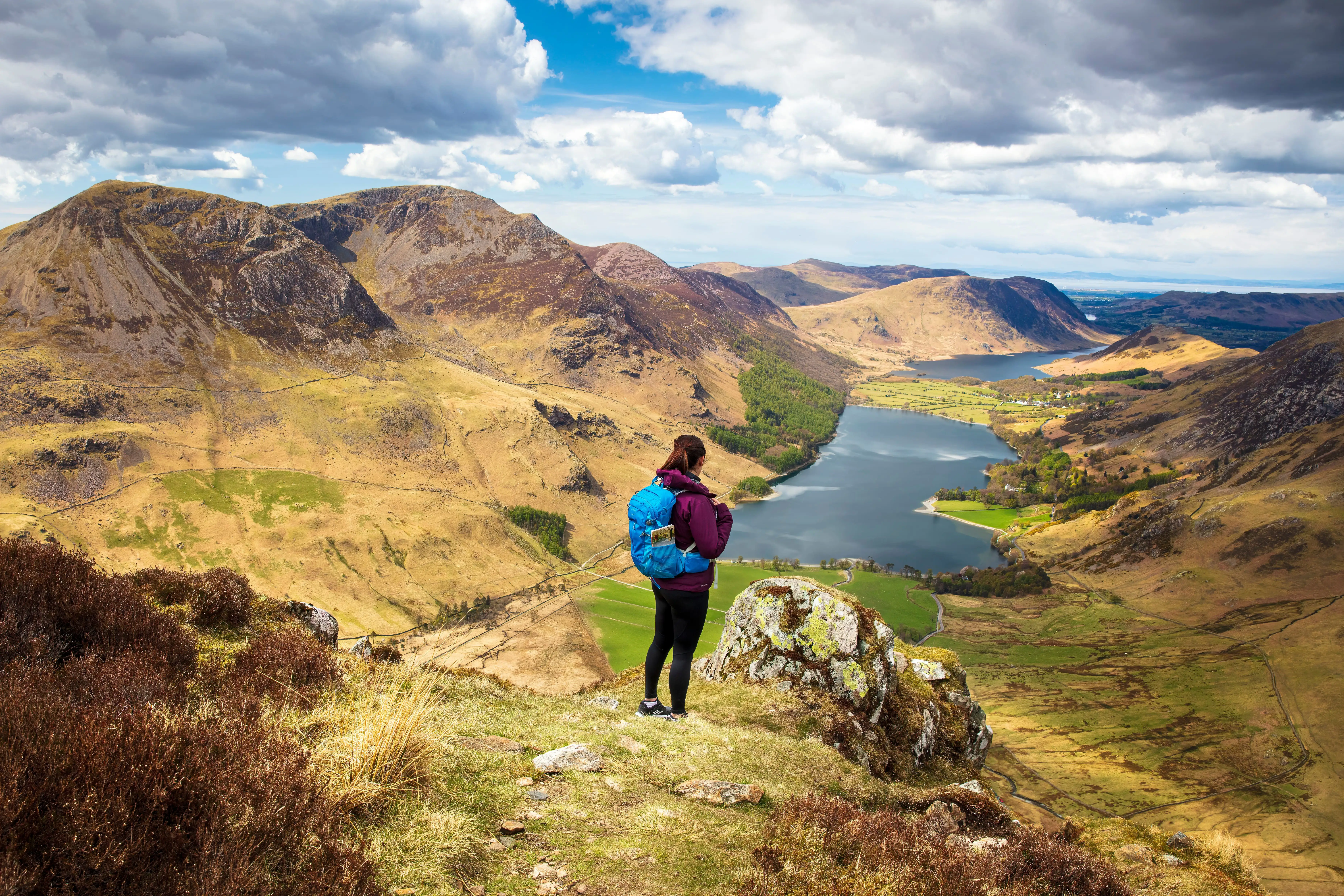 Frau auf dem Fleetwith Pike im Lake District