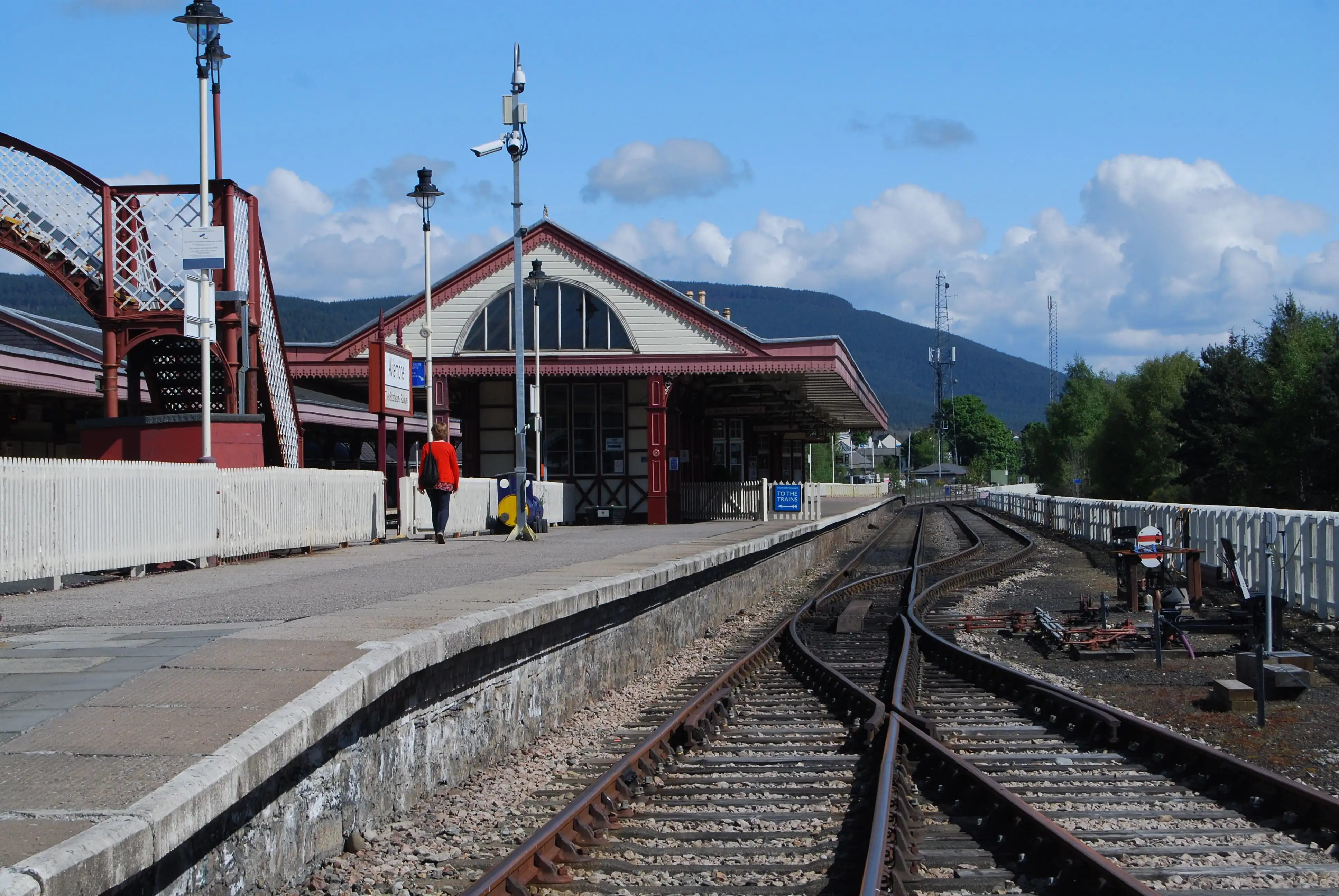 Een treinstation op een afgelegen locatie.