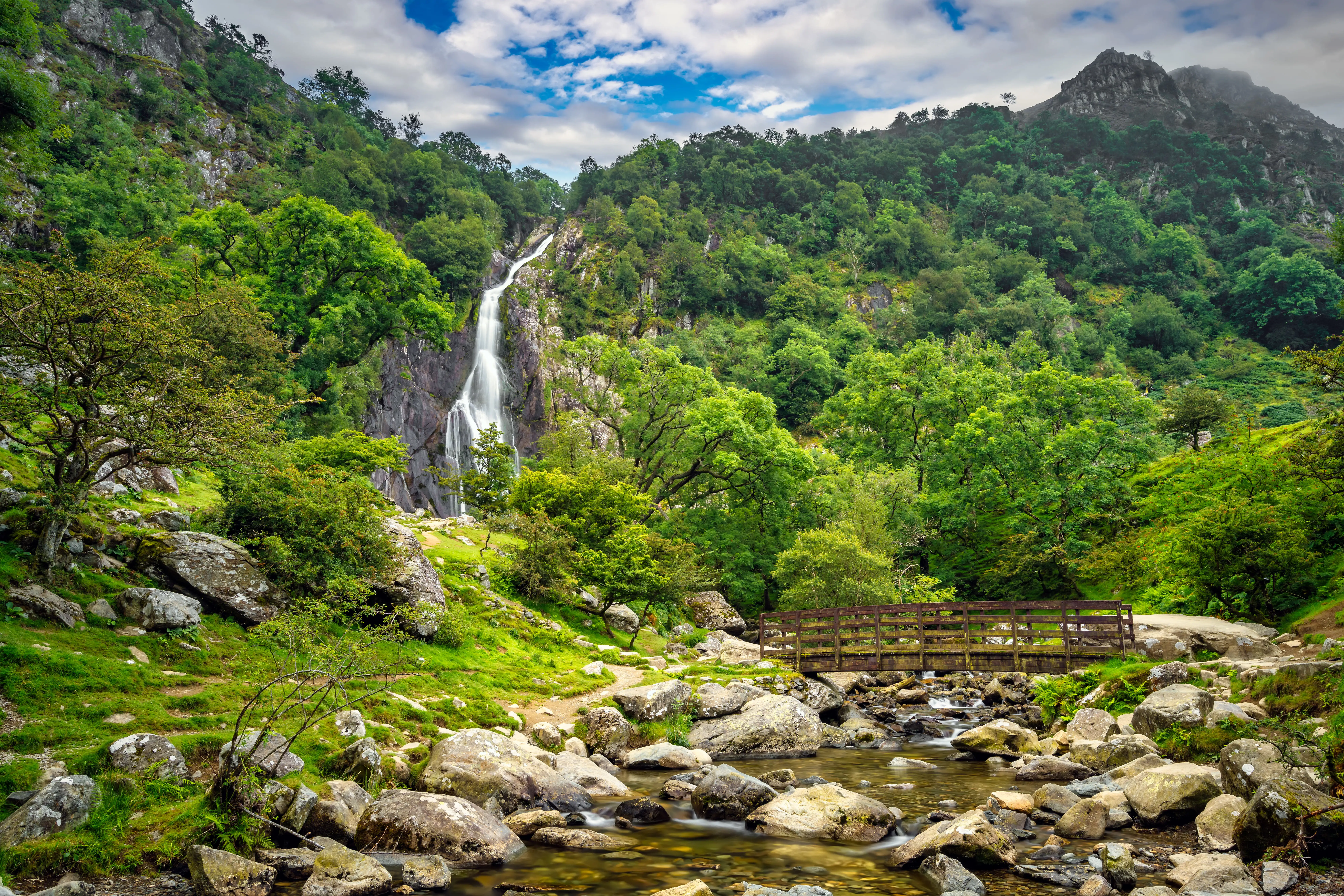 Mooi uitzicht op de waterval Aber Falls die naar beneden stort over de rotsachtige kliffen, omgeven door veel groen.