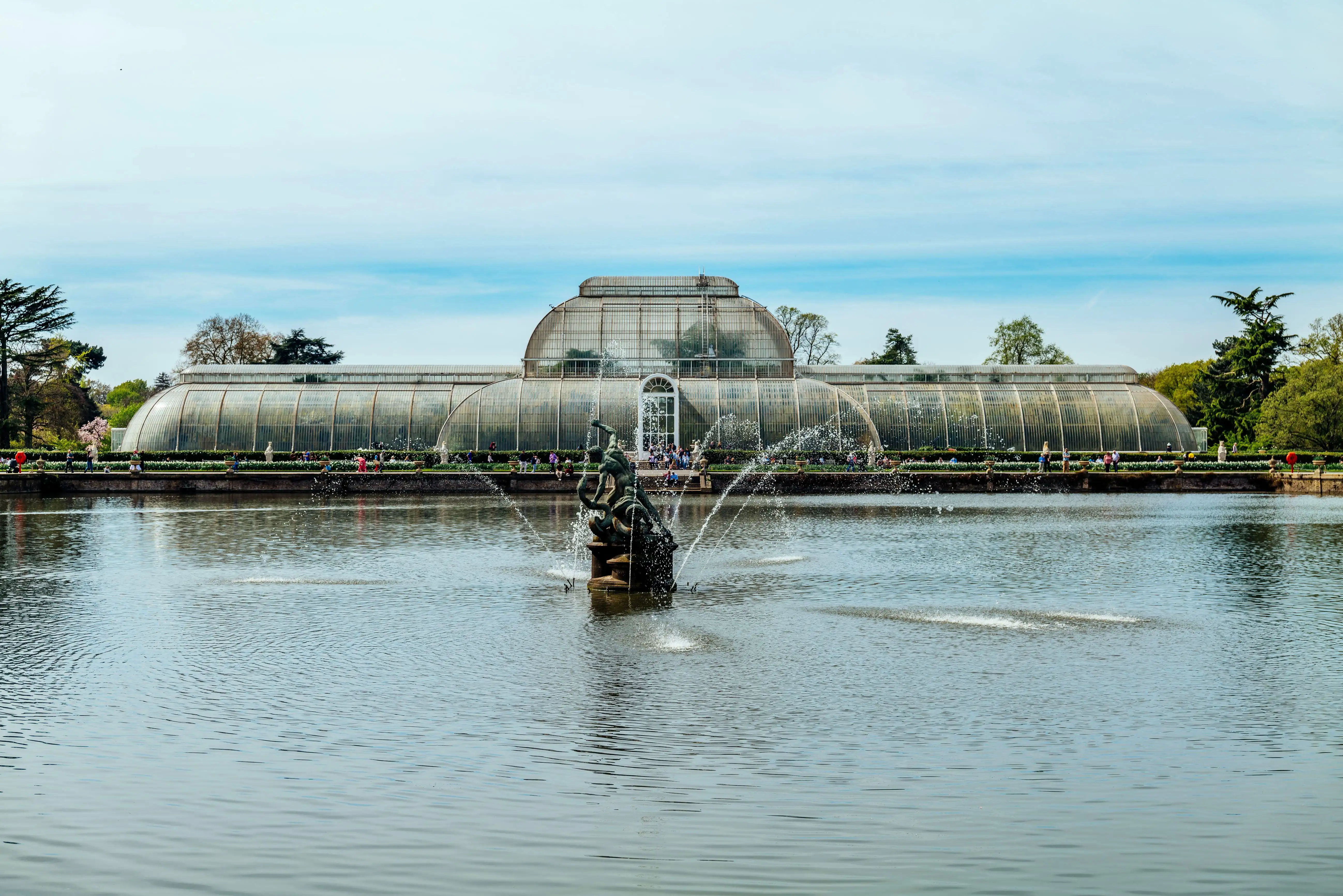Vue de l’emblématique Palm House, une grande serre victorienne au Royal Botanic Gardens, à Kew en Angleterre.