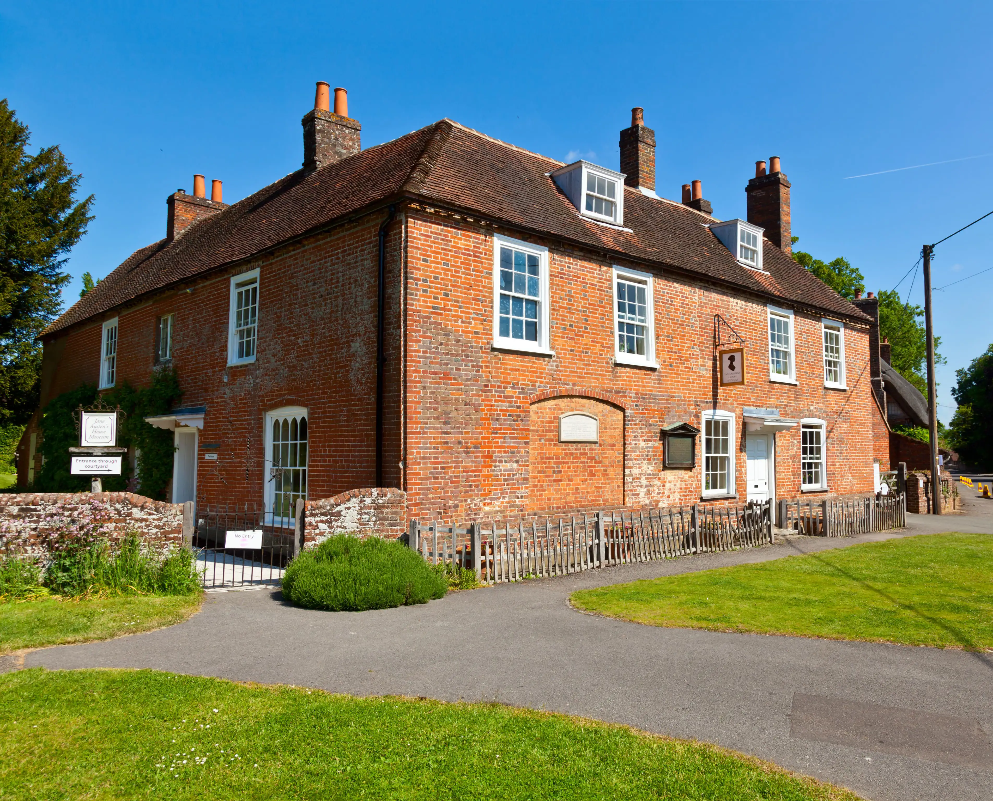 La maison de Jane Austen, un large bâtiment aux briques rouges.