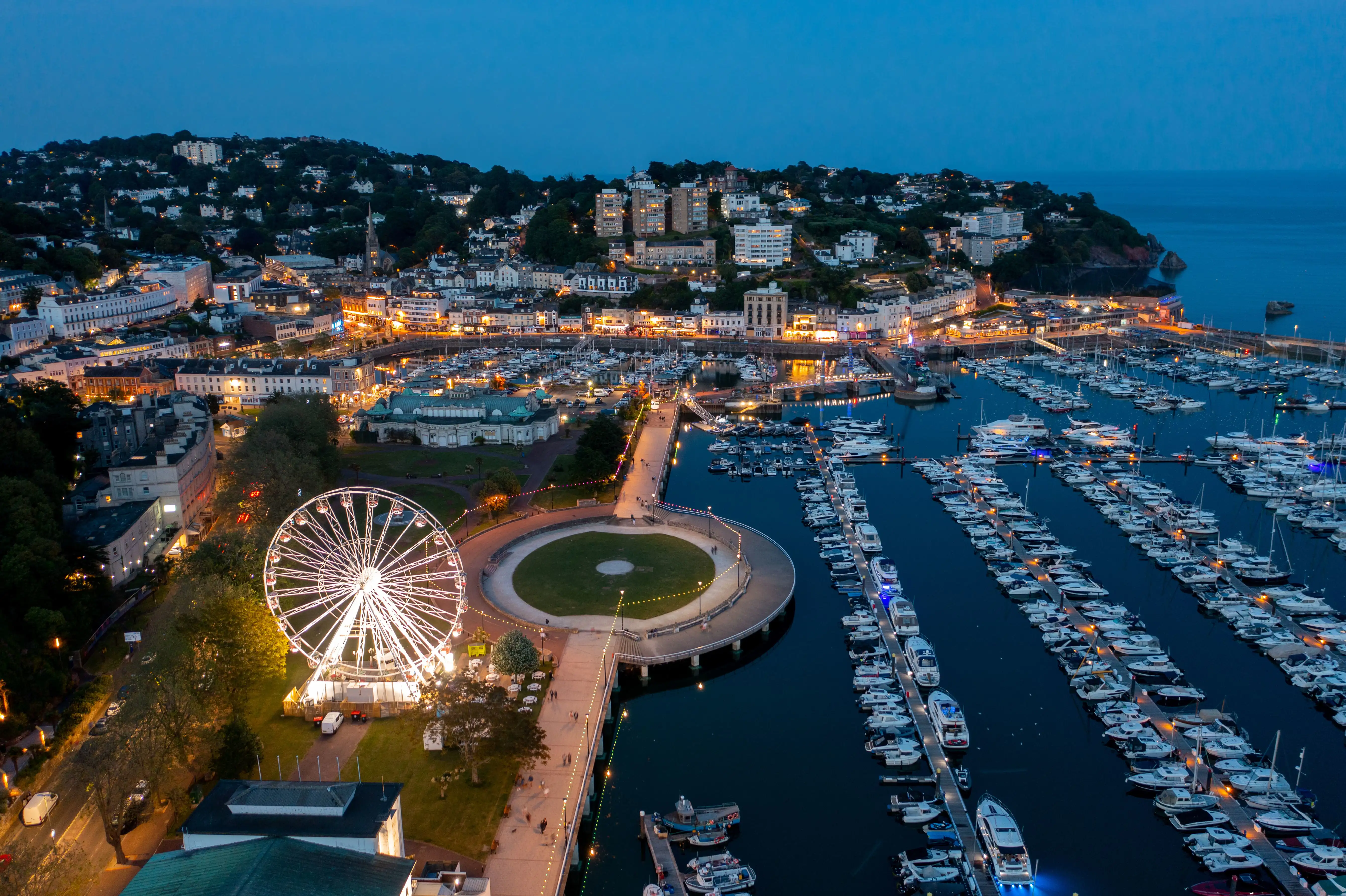 Torquay dans le Devon illuminé de nuit