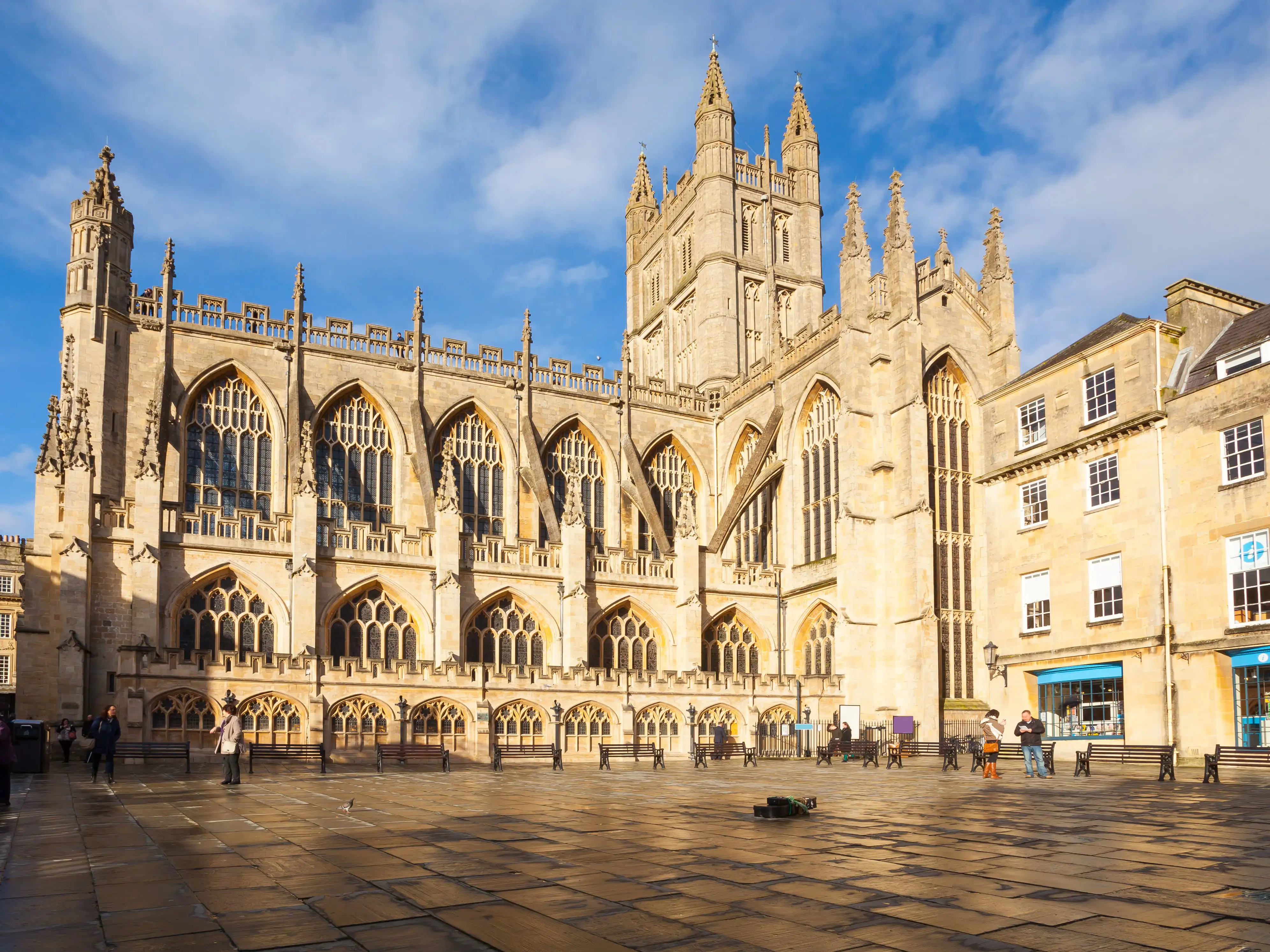 Bath Abbey onder een helder blauwe hemel, gezien vanaf het plein.