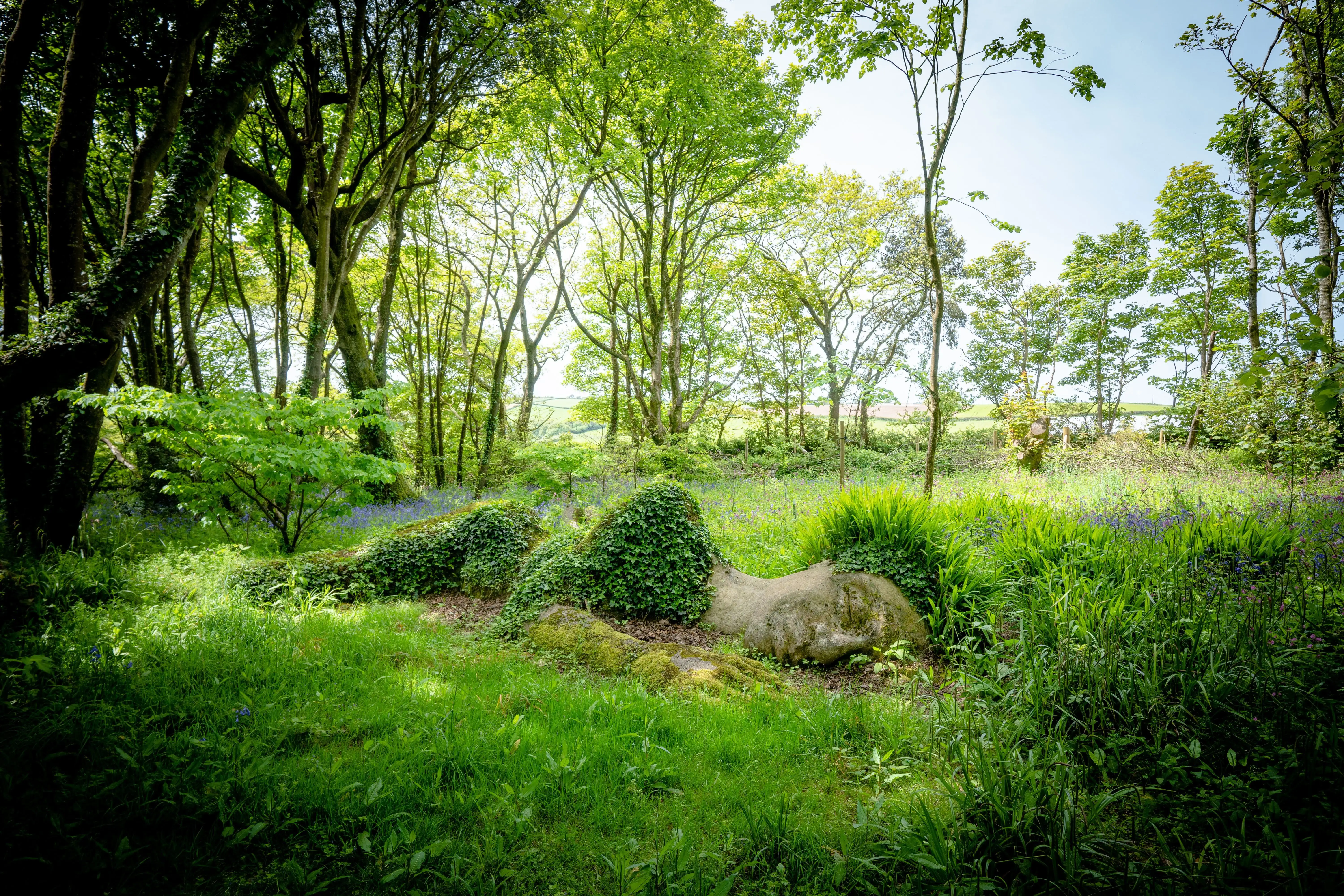 La sculpture Mud Maid couverte de mousse dans les jardins perdus de Heligan dans les Cornouailles, entourée d'une végétation luxuriante.