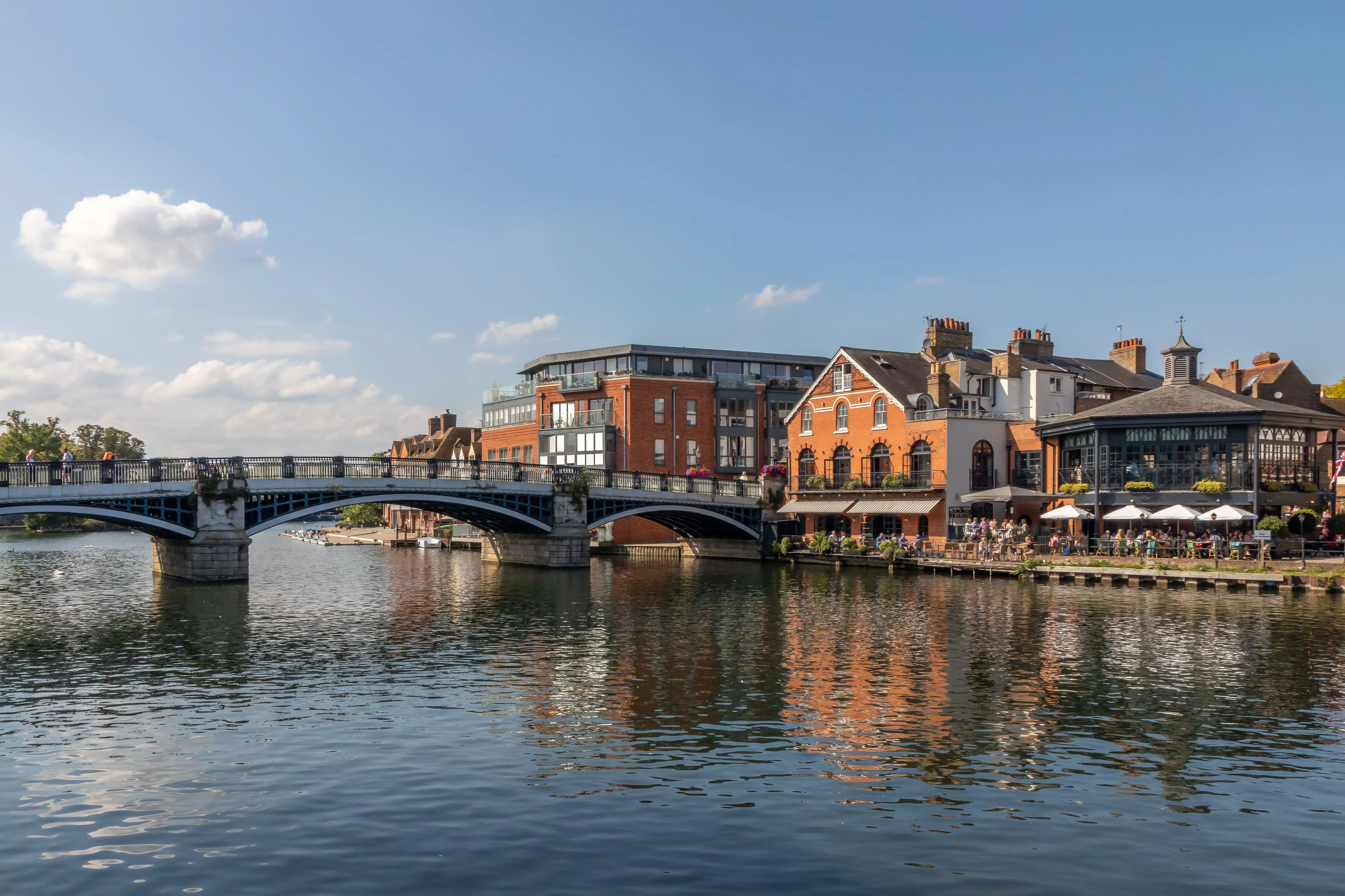 De brug over de rivier de Thames tussen Windsor en Eton.