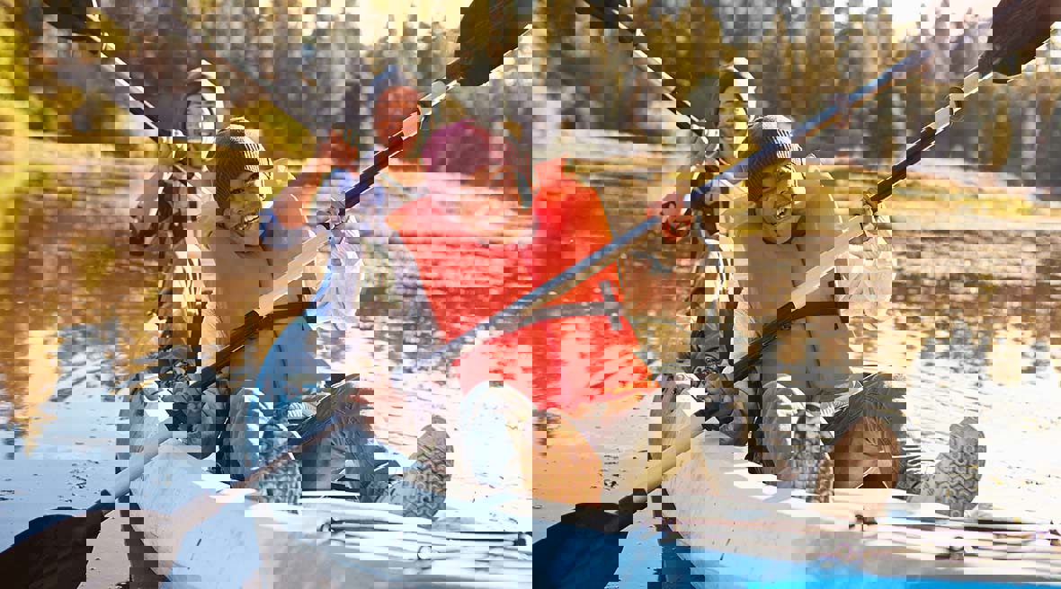 Ein Vater und sein Sohn beim Kanufahren auf einem See