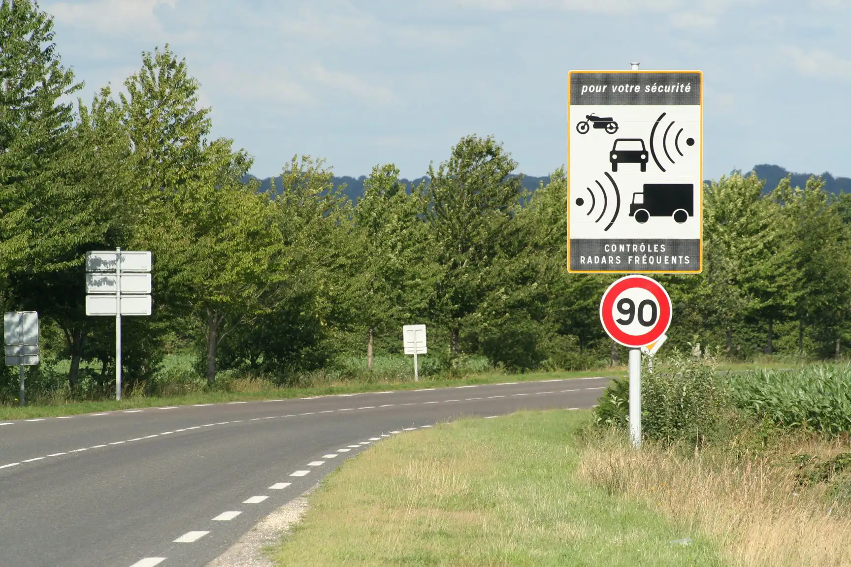 Sign warning of speed cameras on a French road