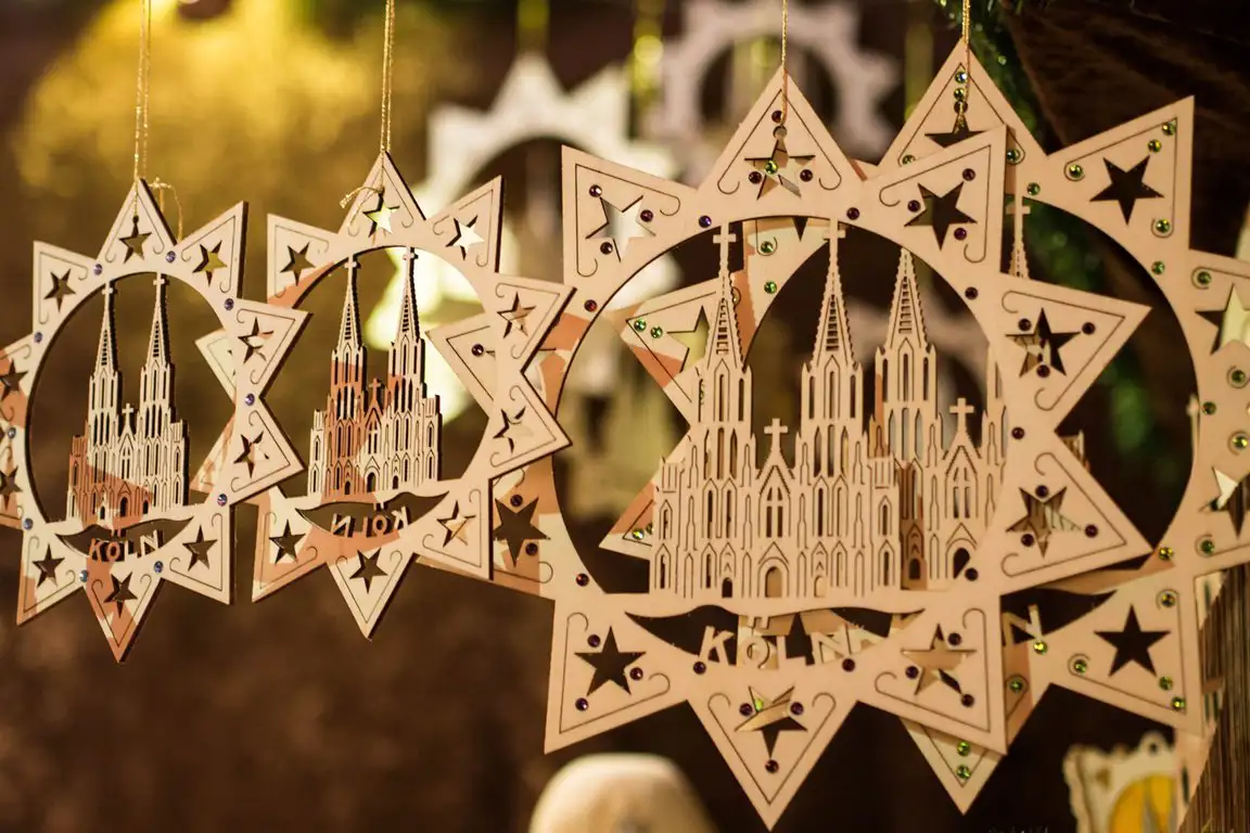 Christmas decorations with the image of Cologne cathedral