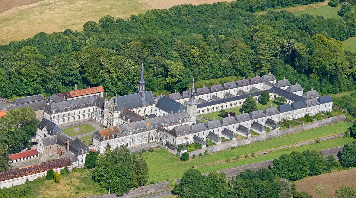 All along the coast you can enjoy endless landscapes.