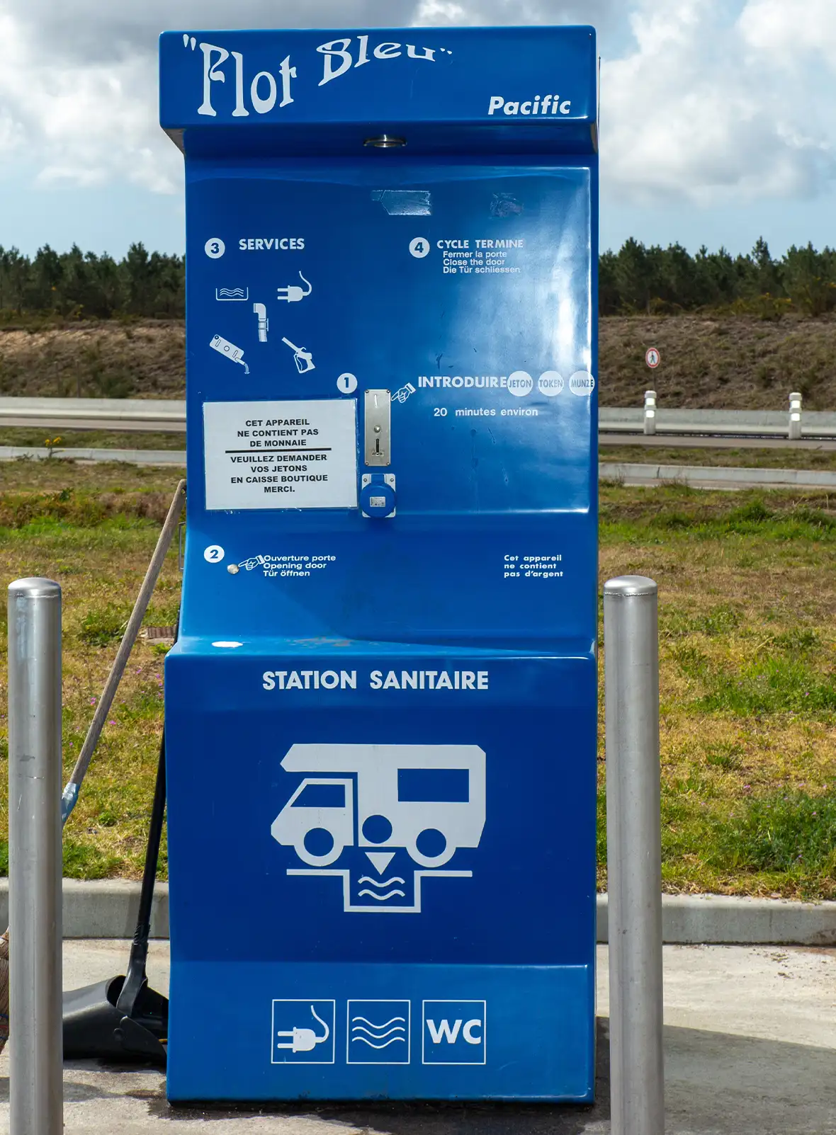 A blue freestanding machine with the Flot Bleu logo on the front