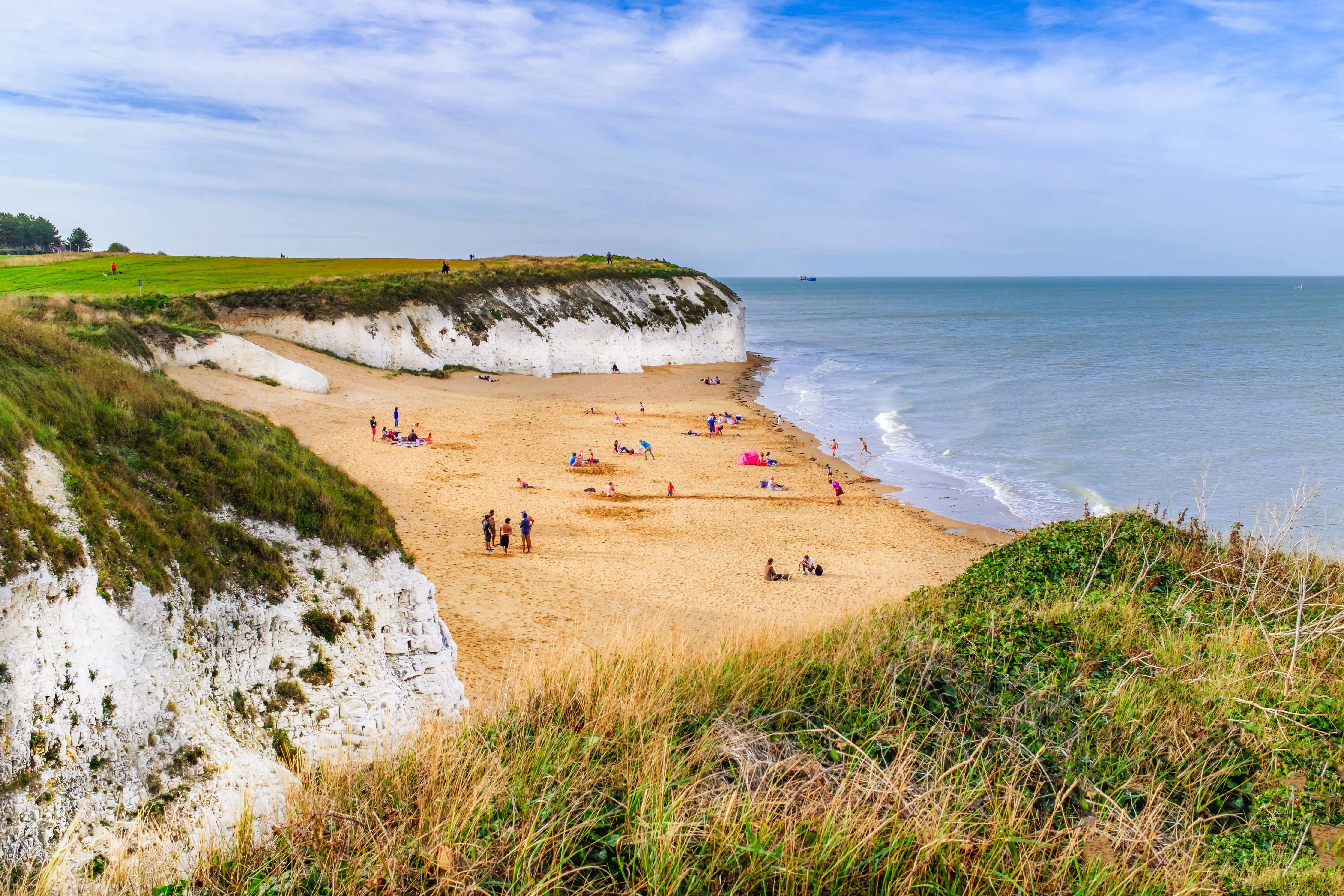 Botany Bay est entourée de pentes herbeuses et de falaises blanches.
