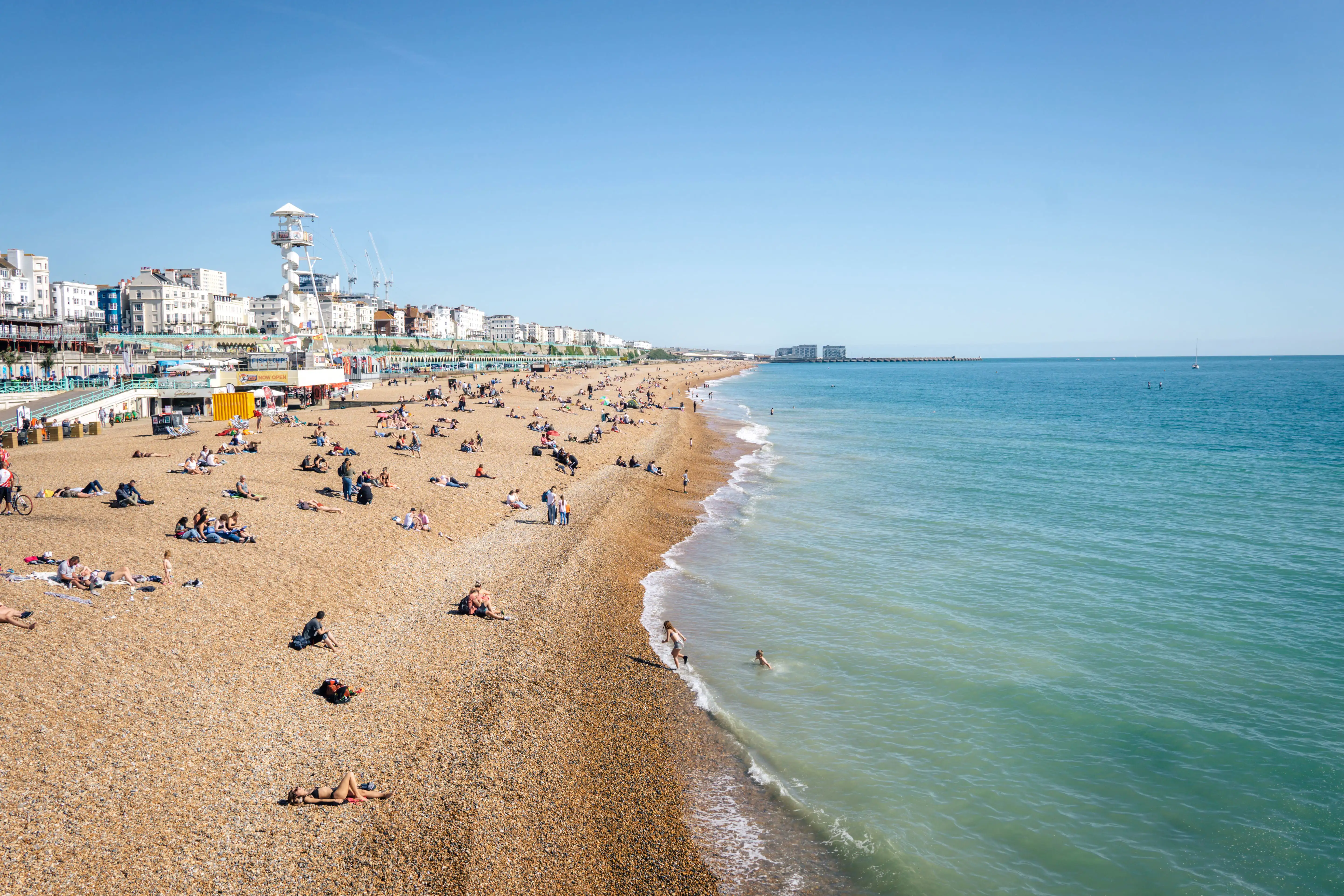Vacanciers qui se détendent sur Brighton Beach.