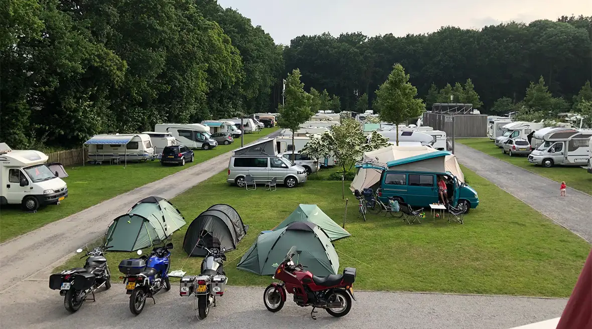 Tent and caravan pitches in the sunshine at Camping Memling