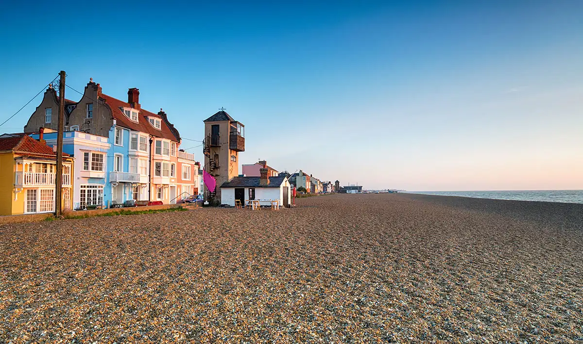 Pastelkleurige huizen aan het strand van Aldeburgh
