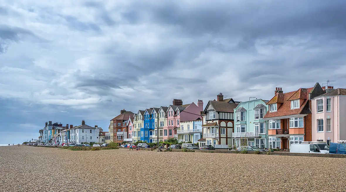kleurrijke huizen aan het kiezelstrand van Aldeburgh