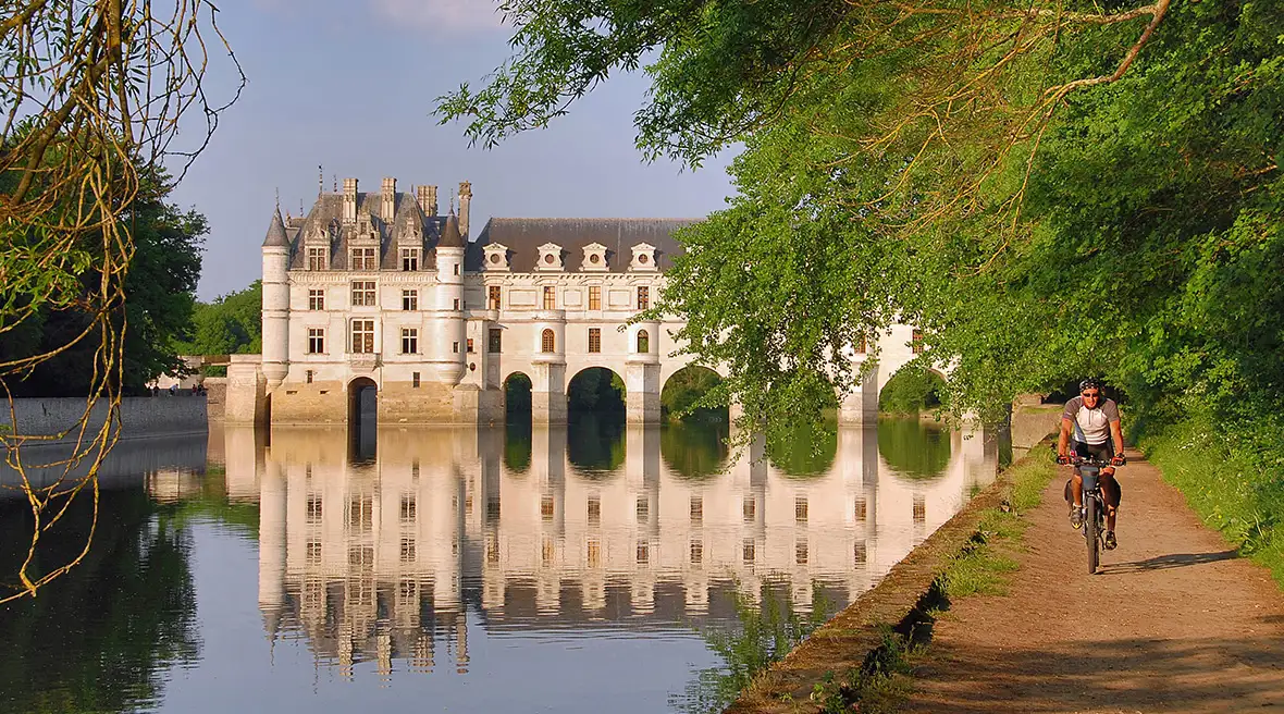 Cycling alongside Château de Chenonceau