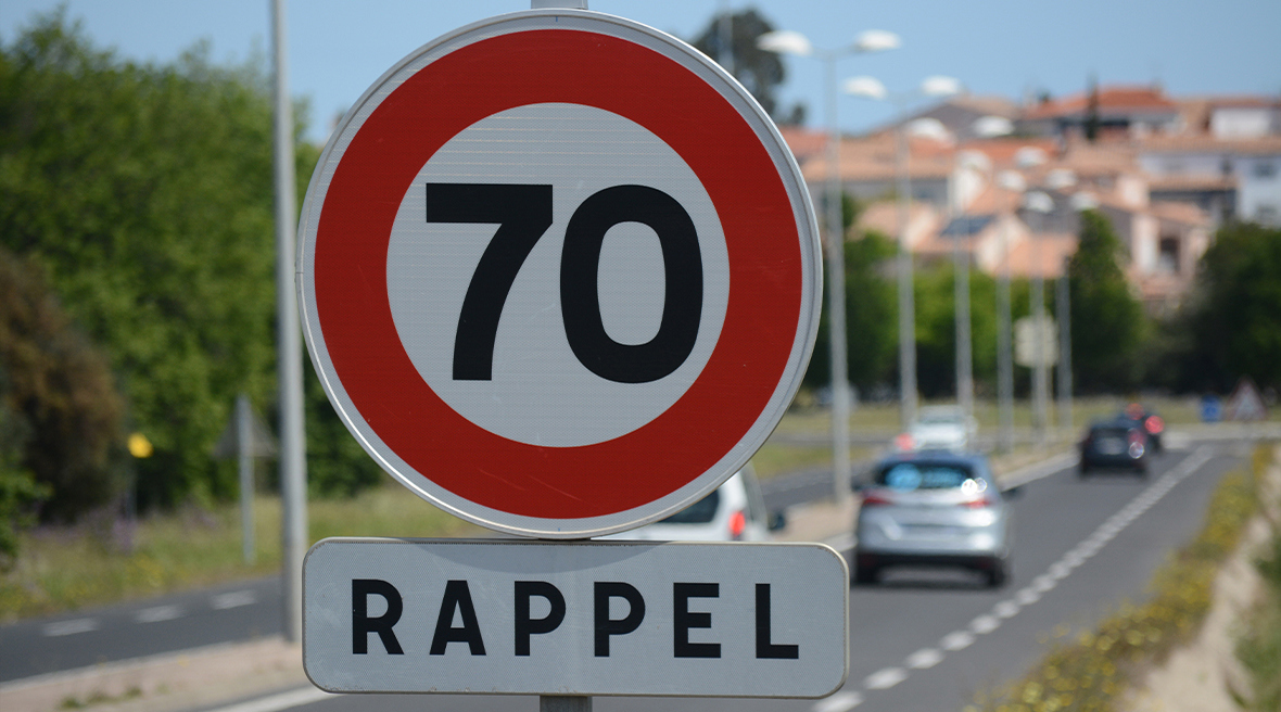 A speed limit sign on a French road, with the word ‘Rappel’ underneath it