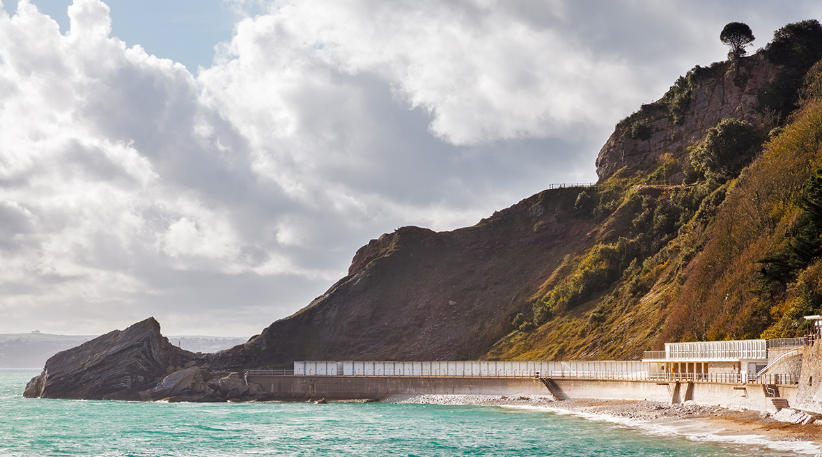 Het Meadfoot strand, bij Torquay.