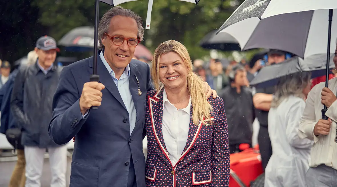 Charles Gordon-Lennox saluant Corinna Schumacher au festival de vitesse de Goodwood