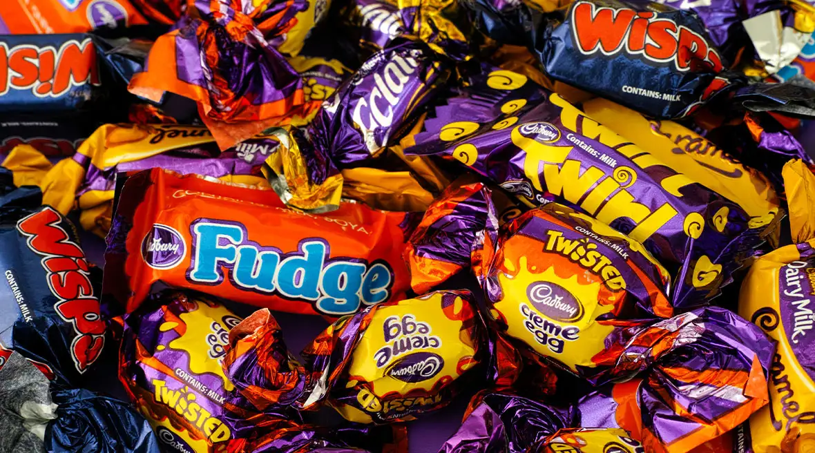 Gros plan sur différents paquets colorés de chocolat