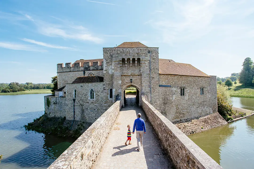 Het kasteelportaal en de gracht