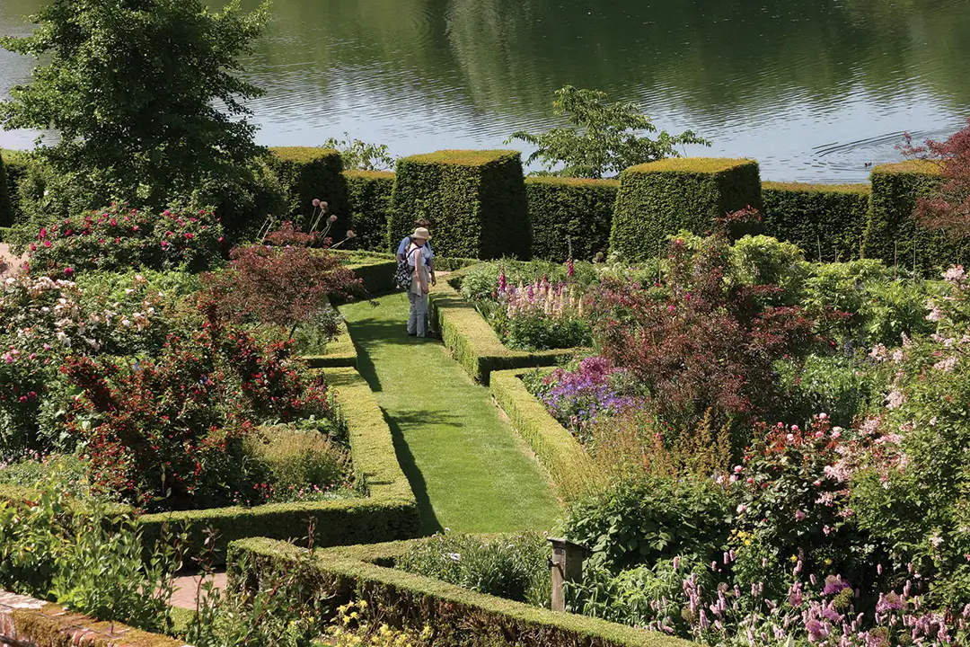 Bezoekers wandelen graag door de tuinen