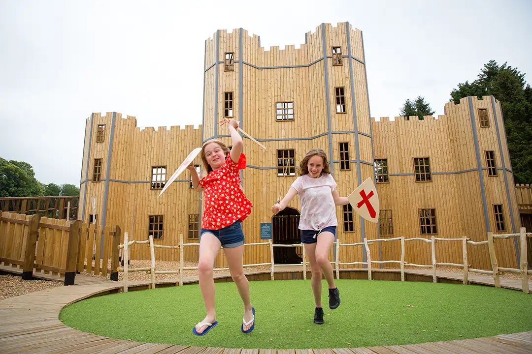 Oudere kinderen spelen in de speeltuin