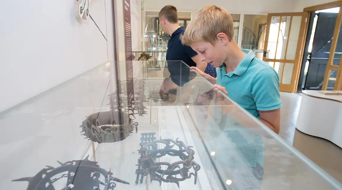 Des colliers de chien en vitrine dans le Musée au château de Leeds