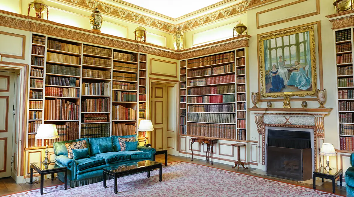 Une incroyable collection de livres remplit la bibliothèque