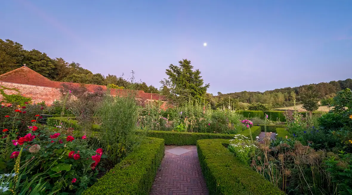 Une variété de fleurs multicolores dans le ‘jardin de Lady Baillie’