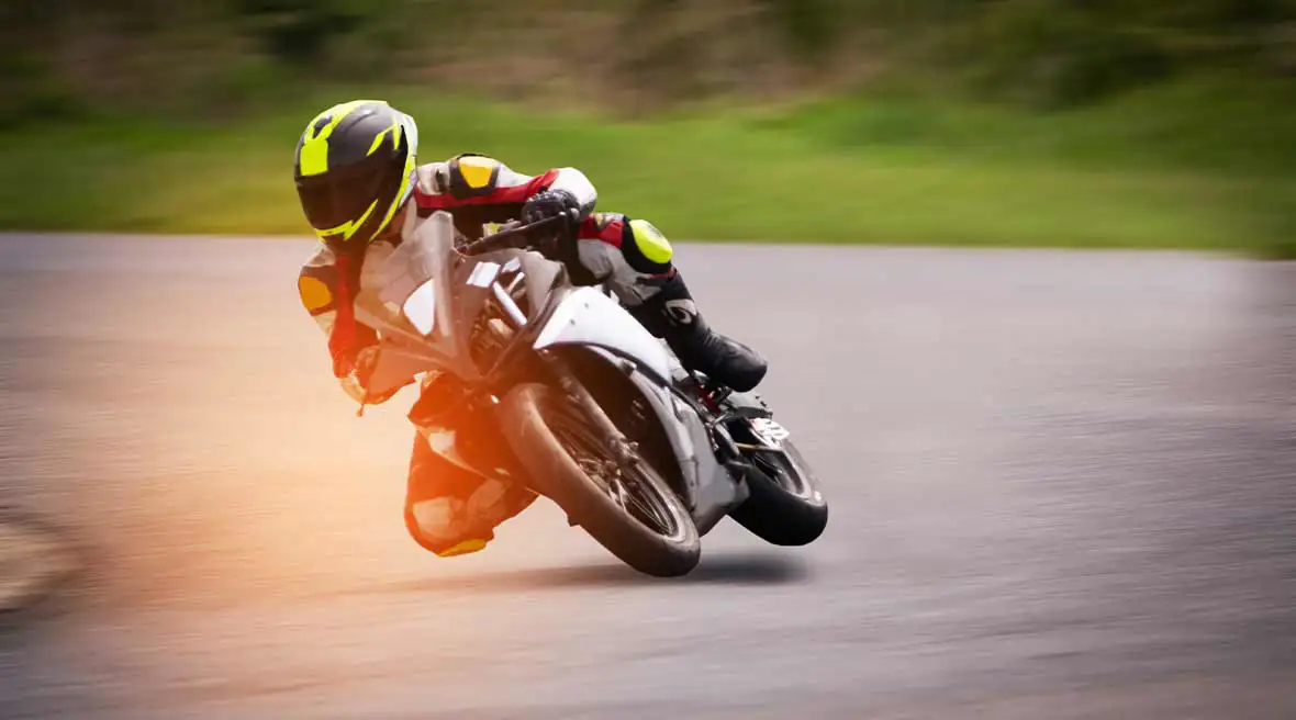 Un pilote de moto participant à une course