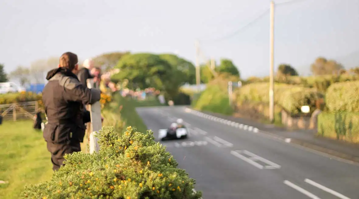 Des spectateurs assistant au Tourist Trophy sur l’île de Man