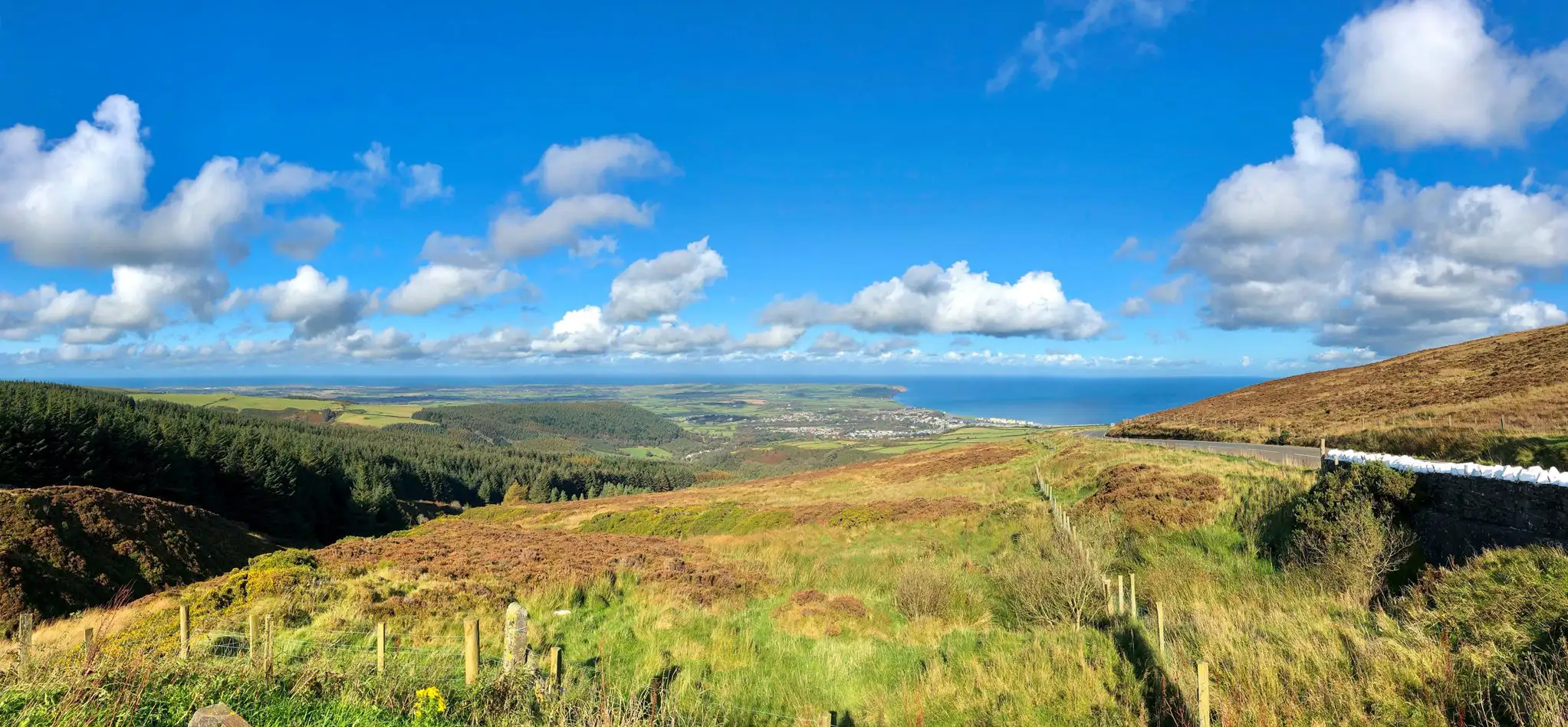 Paysage panoramique de l'île de Man, avec des collines vallonnées et des paysages spectaculaires.