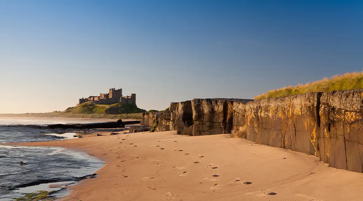 Vue de la plage et du château de Bamburgh au crépuscule