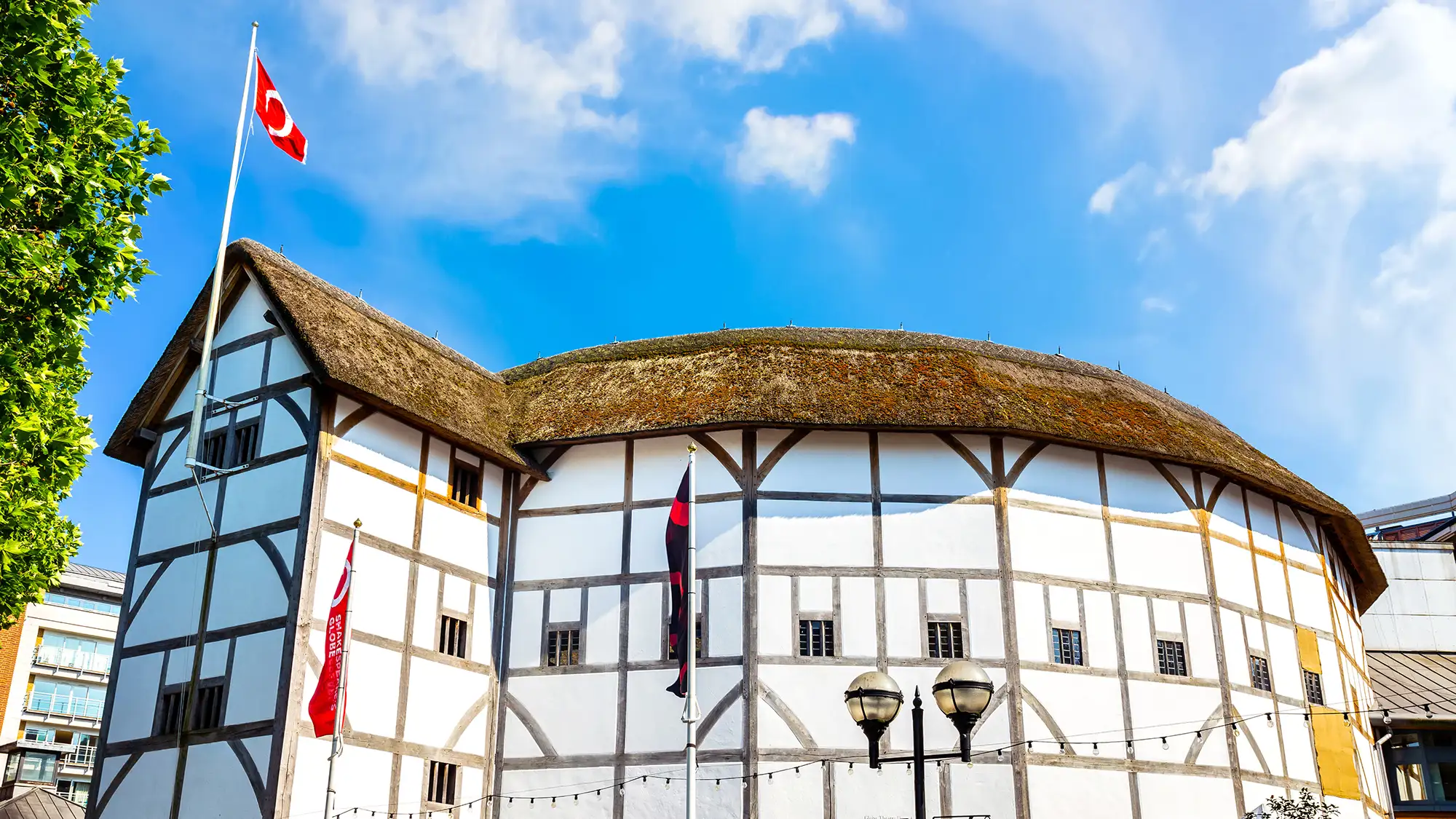 L’extérieur du Théâtre du Globe reconstruit en style Tudor, à Londres