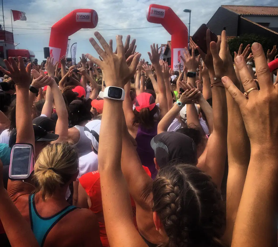 The start line of the 8km women’s race at Les Foulées du Gois 2019